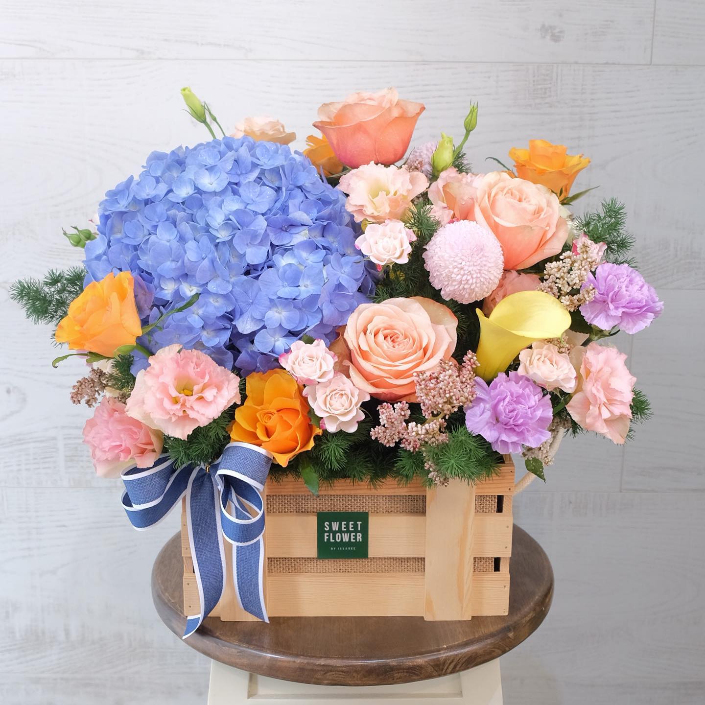 กล่อง หลากสี หวาน ดอกไม้หลัก ไฮเดรนเยีย กุหลาบ คาร์เนชั่น — ผลงานร้านดอกไม้ Sweetflower by Issaree — ภาพที่ 3 จาก 5