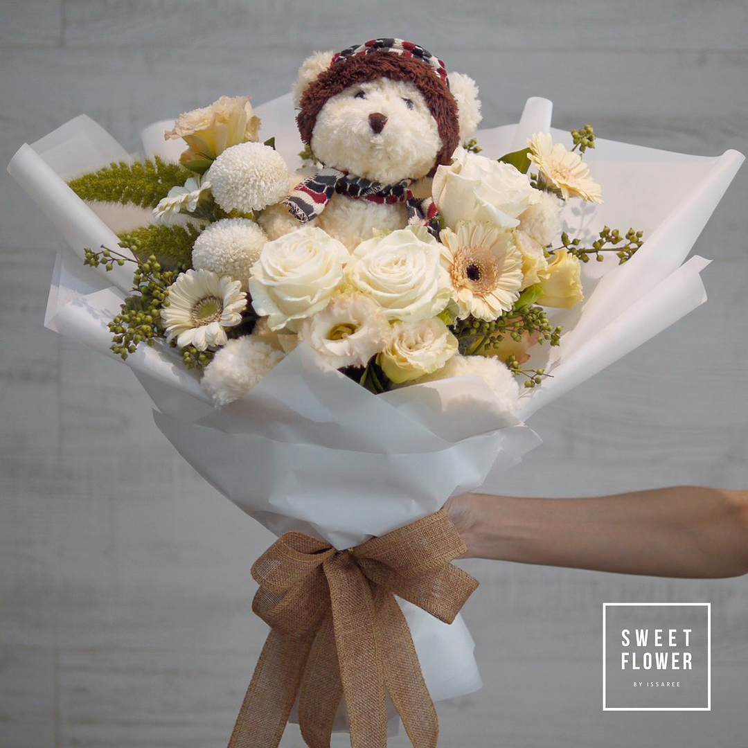 ช่อ ขาว-เขียว สดใส ดอกไม้หลัก กุหลาบ เดซี่/มาร์กาเร็ต เบญจมาศ/มัม — ผลงานร้านดอกไม้ Sweetflower by Issaree — ภาพที่ 2 จาก 2