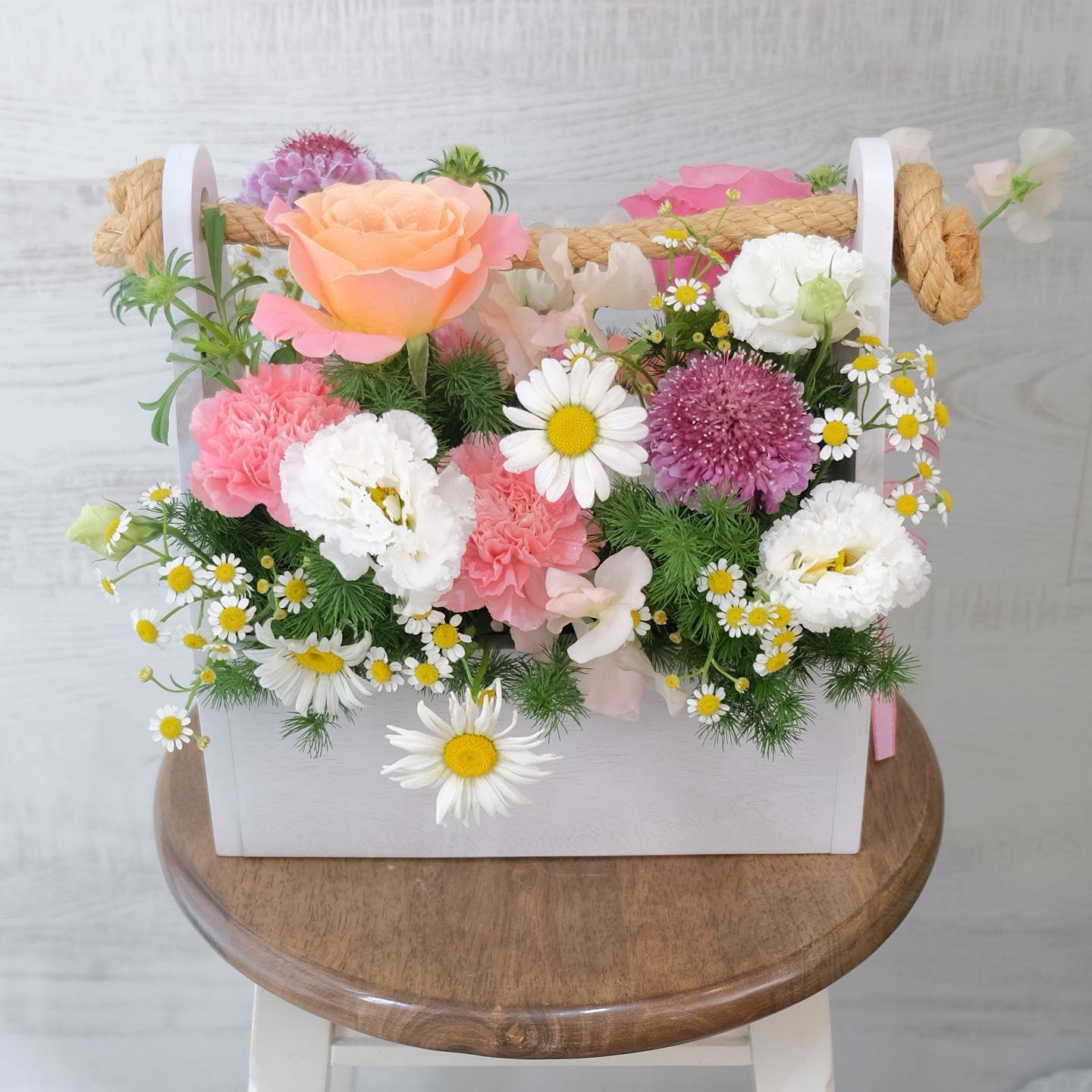 กล่อง หลากสี หวาน ดอกไม้หลัก กุหลาบ คาร์เนชั่น เบญจมาศ/มัม — ผลงานร้านดอกไม้ Sweetflower by Issaree — ภาพที่ 4 จาก 4