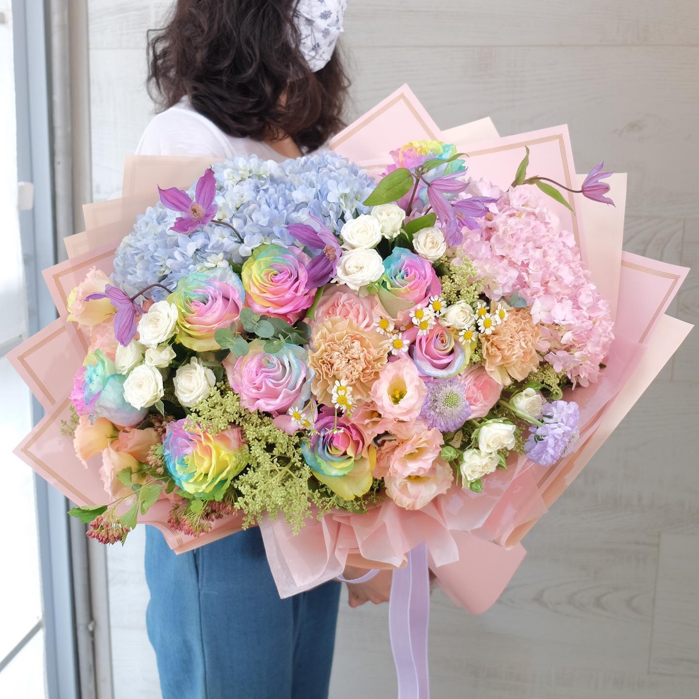 ช่อ หลากสี สดใส ดอกไม้หลัก กุหลาบ ไฮเดรนเยีย คาร์เนชั่น — ผลงานร้านดอกไม้ Sweetflower by Issaree