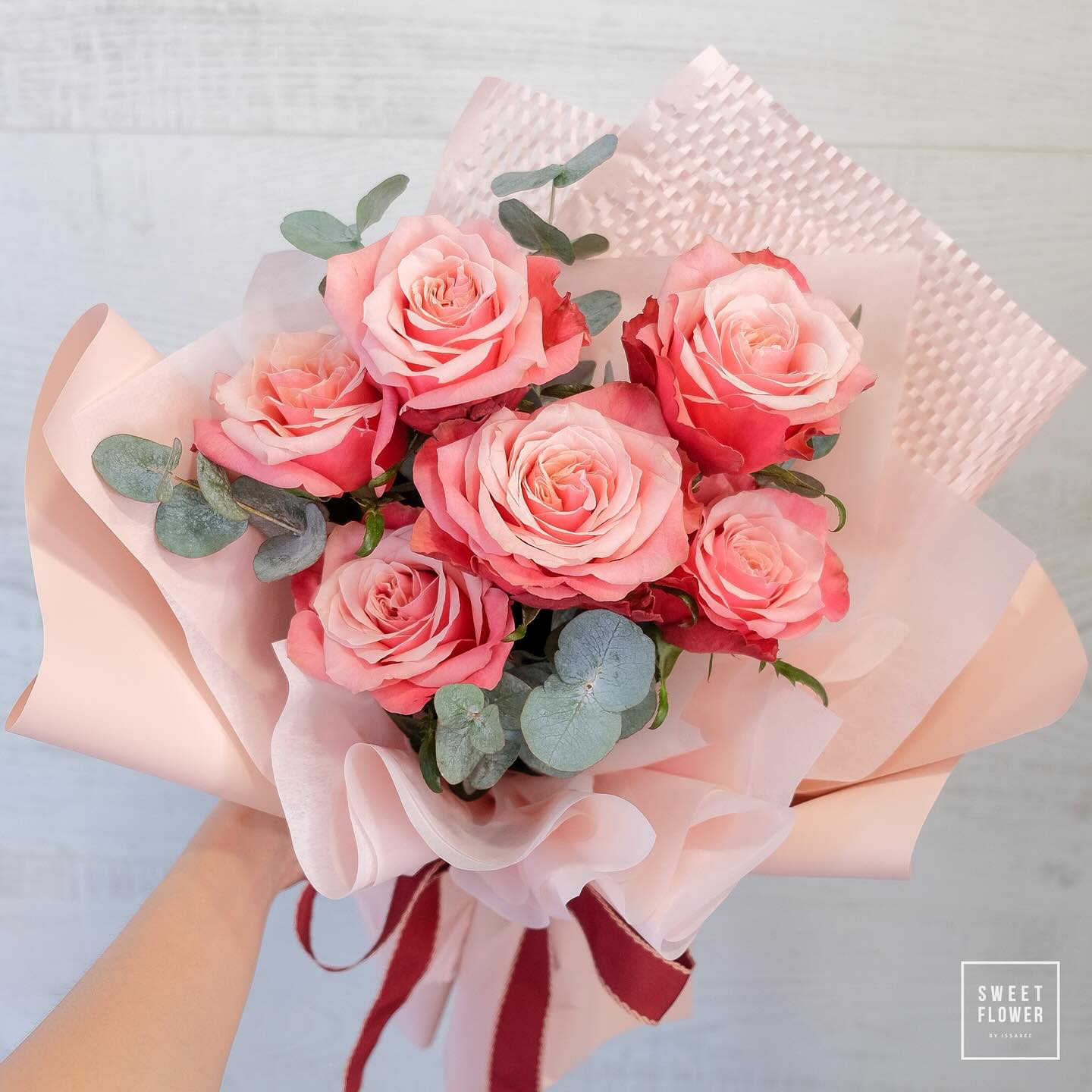 ช่อ แดงโรแมนติก หวาน ดอกไม้หลัก กุหลาบ ยูคาลิปตัส/ใบไม้ — ผลงานร้านดอกไม้ Sweetflower by Issaree