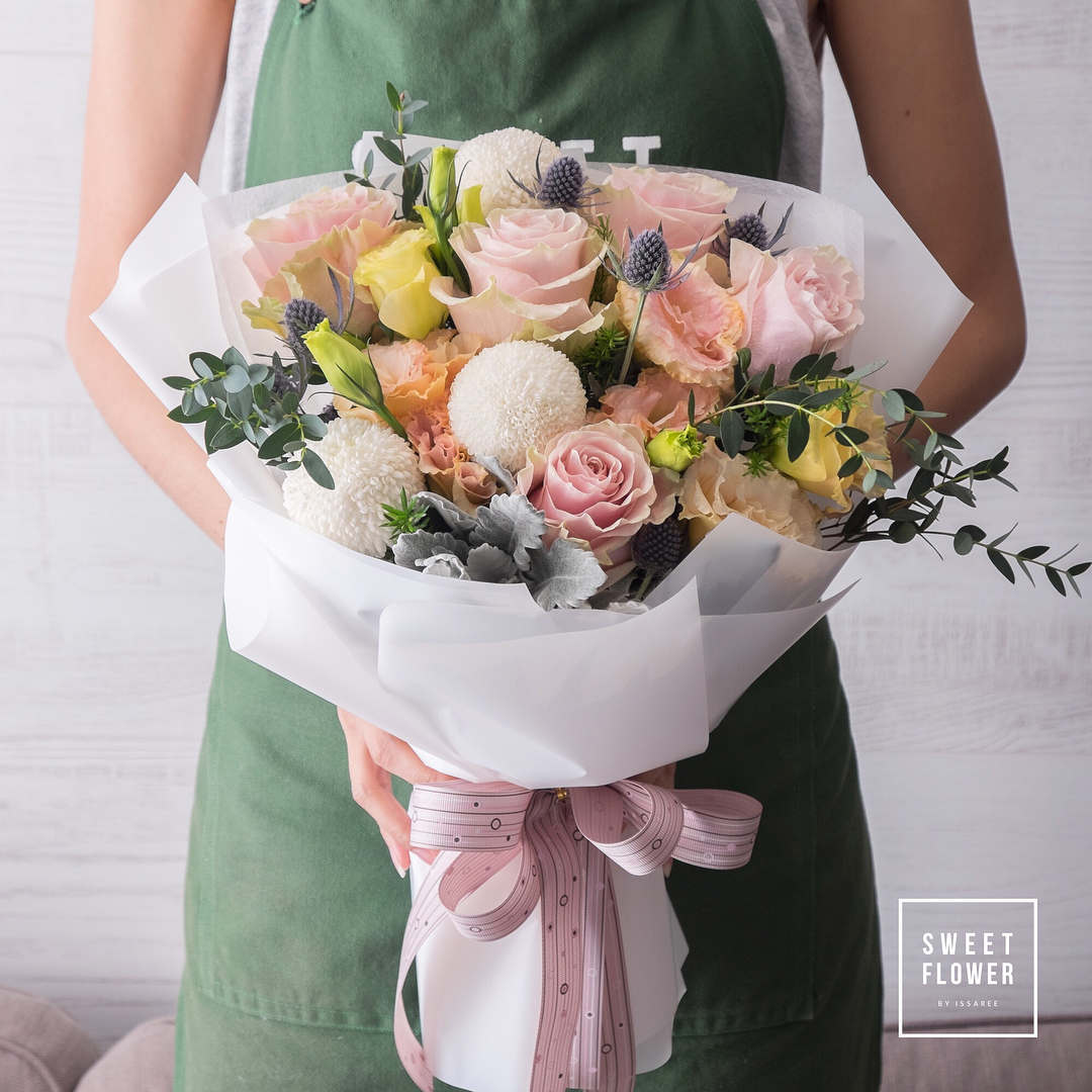 ช่อ พาสเทล หวาน ดอกไม้หลัก กุหลาบ เบญจมาศ/มัม คาร์เนชั่น — ผลงานร้านดอกไม้ Sweetflower by Issaree — ภาพที่ 2 จาก 3