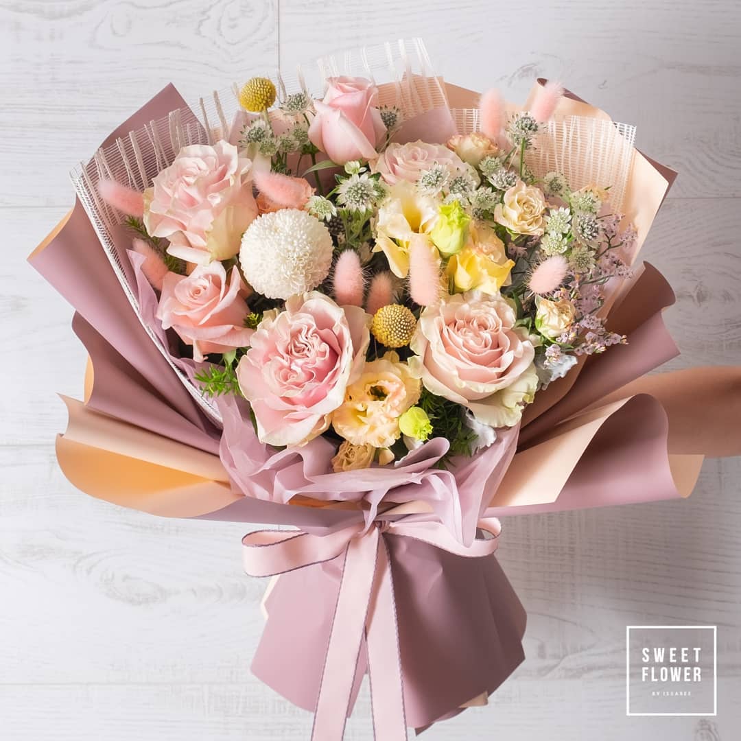 ช่อ พาสเทล หวาน ดอกไม้หลัก กุหลาบ คาร์เนชั่น เบญจมาศ/มัม — ผลงานร้านดอกไม้ Sweetflower by Issaree — ภาพที่ 1 จาก 4