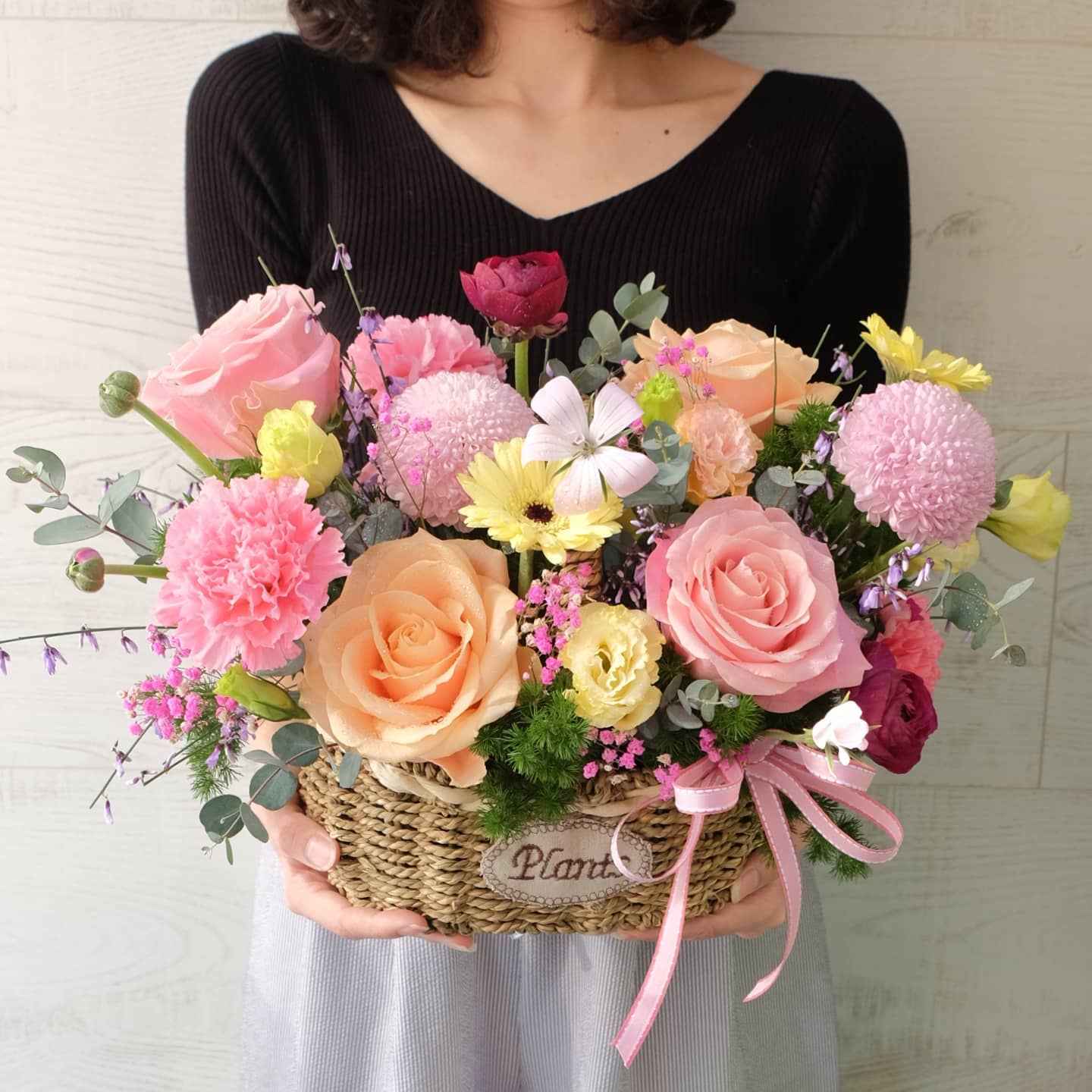ตะกร้า พาสเทล หวาน ดอกไม้หลัก กุหลาบ คาร์เนชั่น เดซี่/มาร์กาเร็ต — ผลงานร้านดอกไม้ Sweetflower by Issaree — ภาพที่ 1 จาก 1