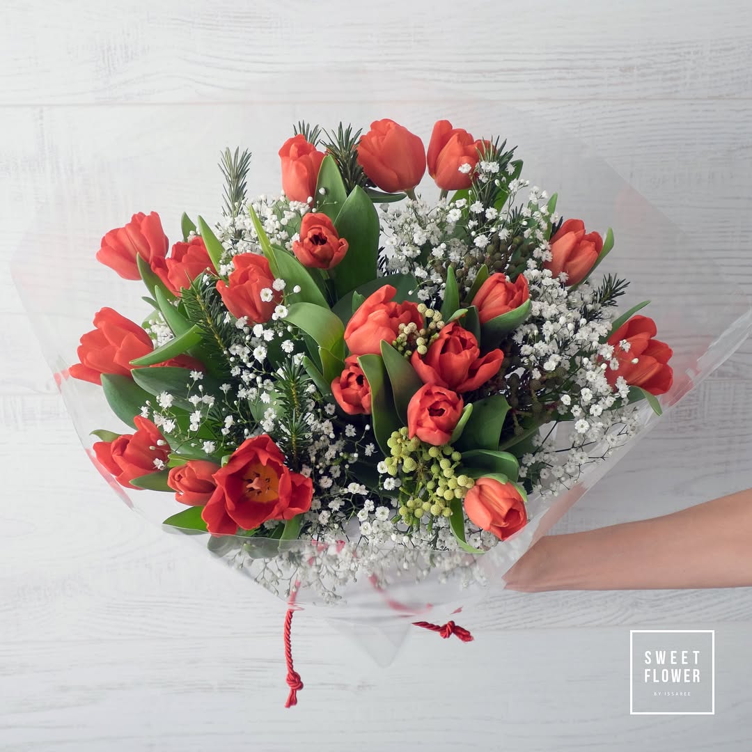 ช่อ แดงโรแมนติก คลาสสิก ดอกไม้หลัก ทิวลิป เบบี้บรีธ/ยิปโซ — ผลงานร้านดอกไม้ Sweetflower by Issaree — ภาพที่ 2 จาก 3