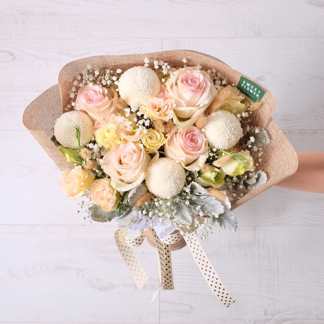 ช่อ พาสเทล หวาน ดอกไม้หลัก กุหลาบ เบญจมาศ/มัม คาร์เนชั่น — ผลงานร้านดอกไม้ Sweetflower by Issaree — ภาพที่ 2 จาก 3
