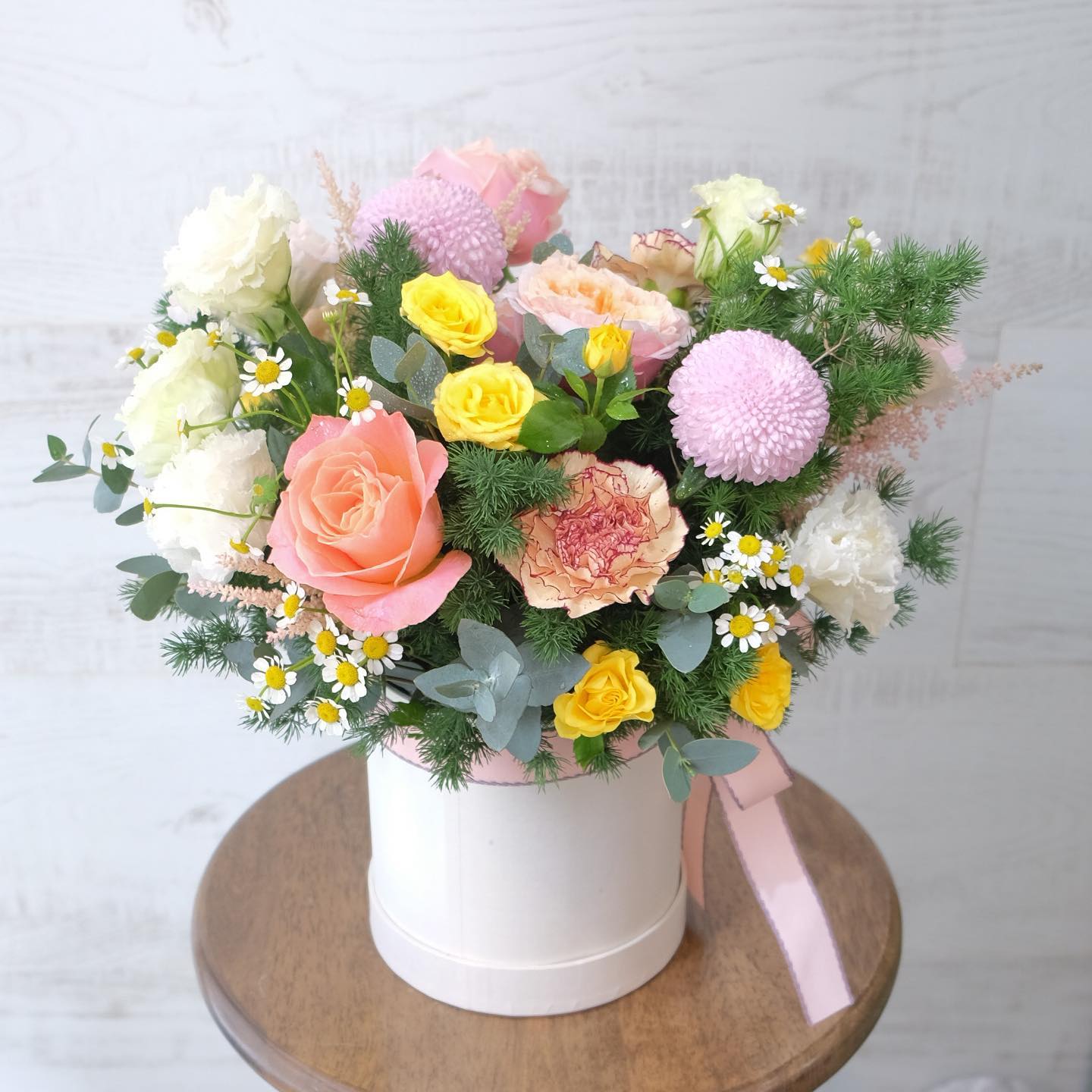 กล่อง พาสเทล หวาน ดอกไม้หลัก กุหลาบ คาร์เนชั่น เบญจมาศ/มัม — ผลงานร้านดอกไม้ Sweetflower by Issaree — ภาพที่ 3 จาก 4