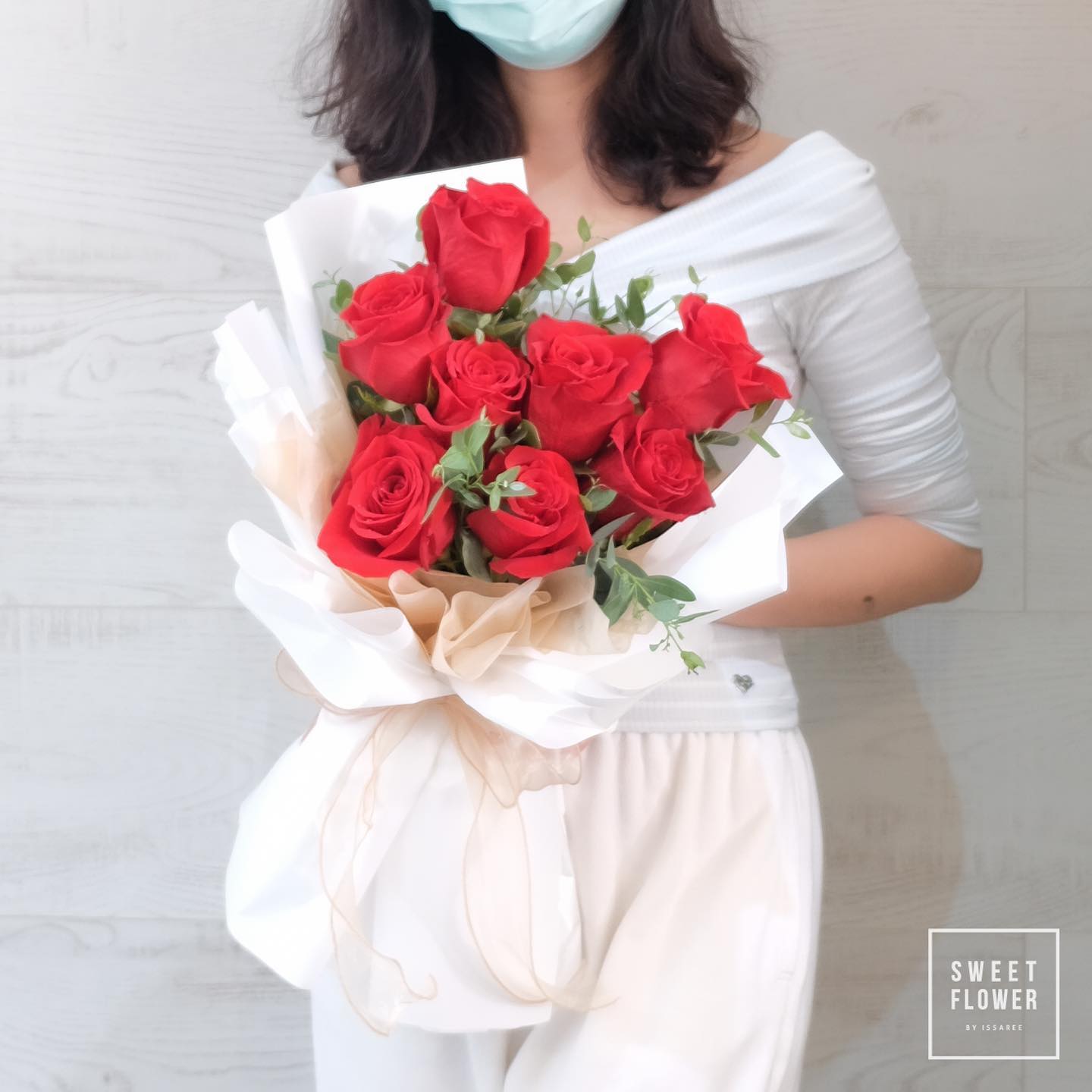 ช่อ แดงโรแมนติก หวาน ดอกไม้หลัก กุหลาบ ยูคาลิปตัส/ใบไม้ — ผลงานร้านดอกไม้ Sweetflower by Issaree