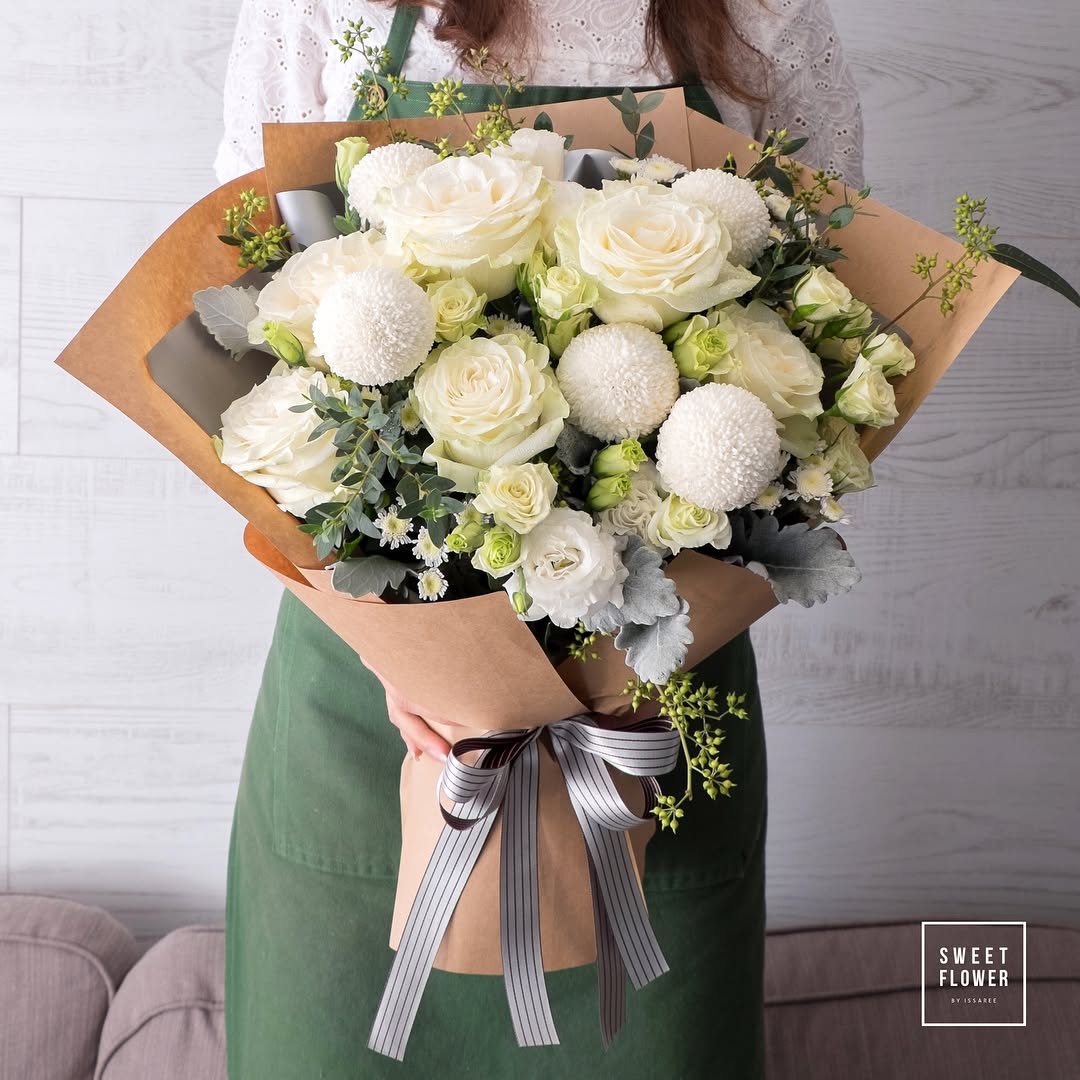 ช่อ ขาว-เขียว หวาน ดอกไม้หลัก กุหลาบ เบญจมาศ/มัม ยูคาลิปตัส/ใบไม้ — ผลงานร้านดอกไม้ Sweetflower by Issaree — ภาพที่ 1 จาก 3