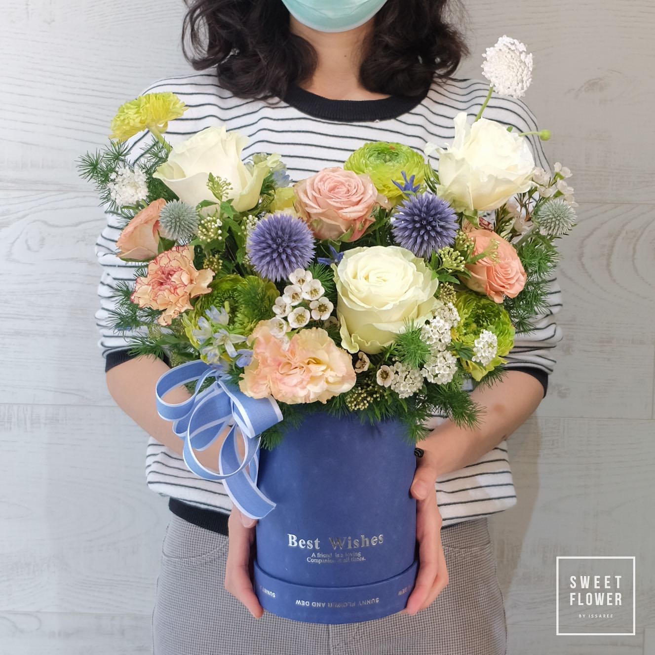 กล่อง หลากสี หวาน ดอกไม้หลัก กุหลาบ คาร์เนชั่น เบญจมาศ/มัม — ผลงานร้านดอกไม้ Sweetflower by Issaree