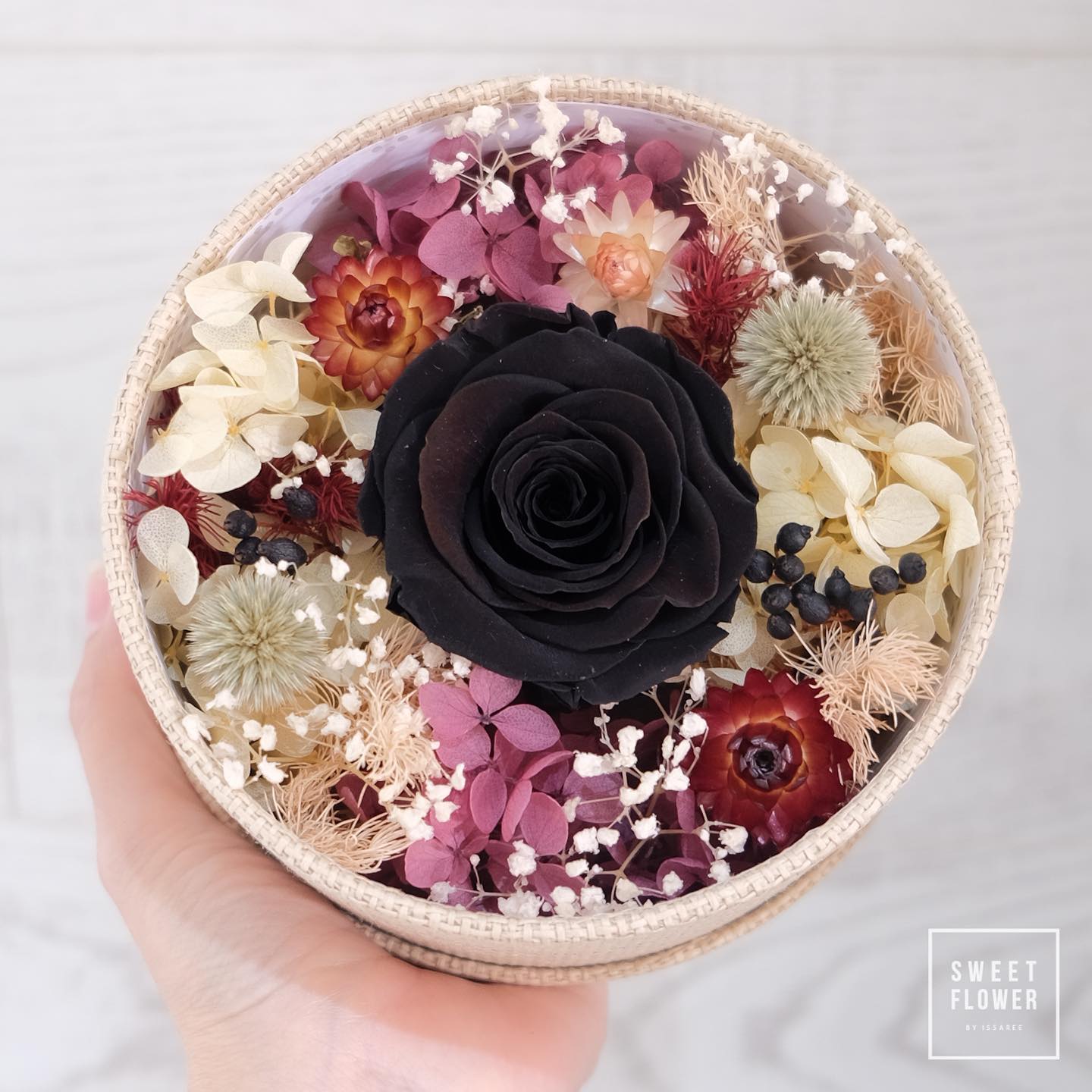 กล่อง ม่วง-ฟ้า ดอกไม้หลัก กุหลาบ ไฮเดรนเยีย ดอกไม้แห้ง — ผลงานร้านดอกไม้ Sweetflower by Issaree