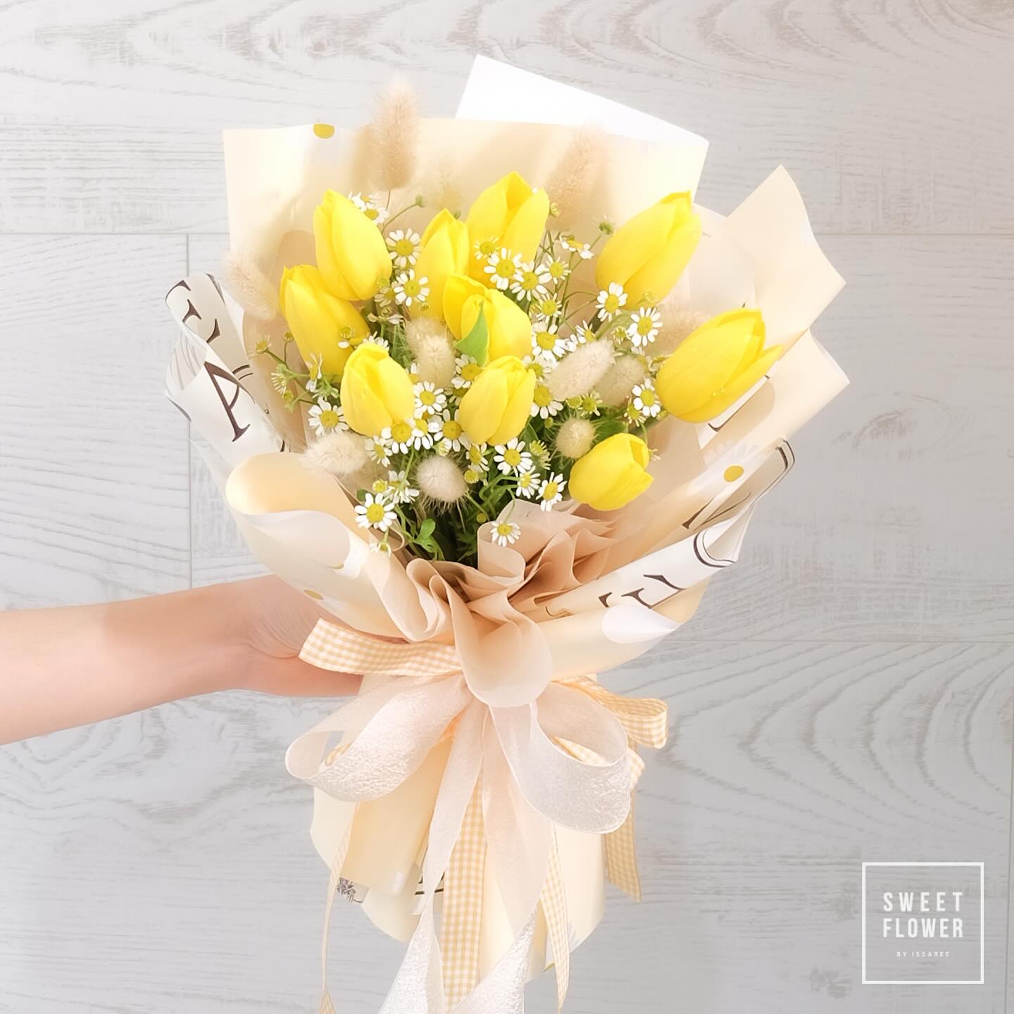 ช่อ เหลือง คลาสสิก ดอกไม้หลัก ทิวลิป เดซี่/มาร์กาเร็ต — ผลงานร้านดอกไม้ Sweetflower by Issaree