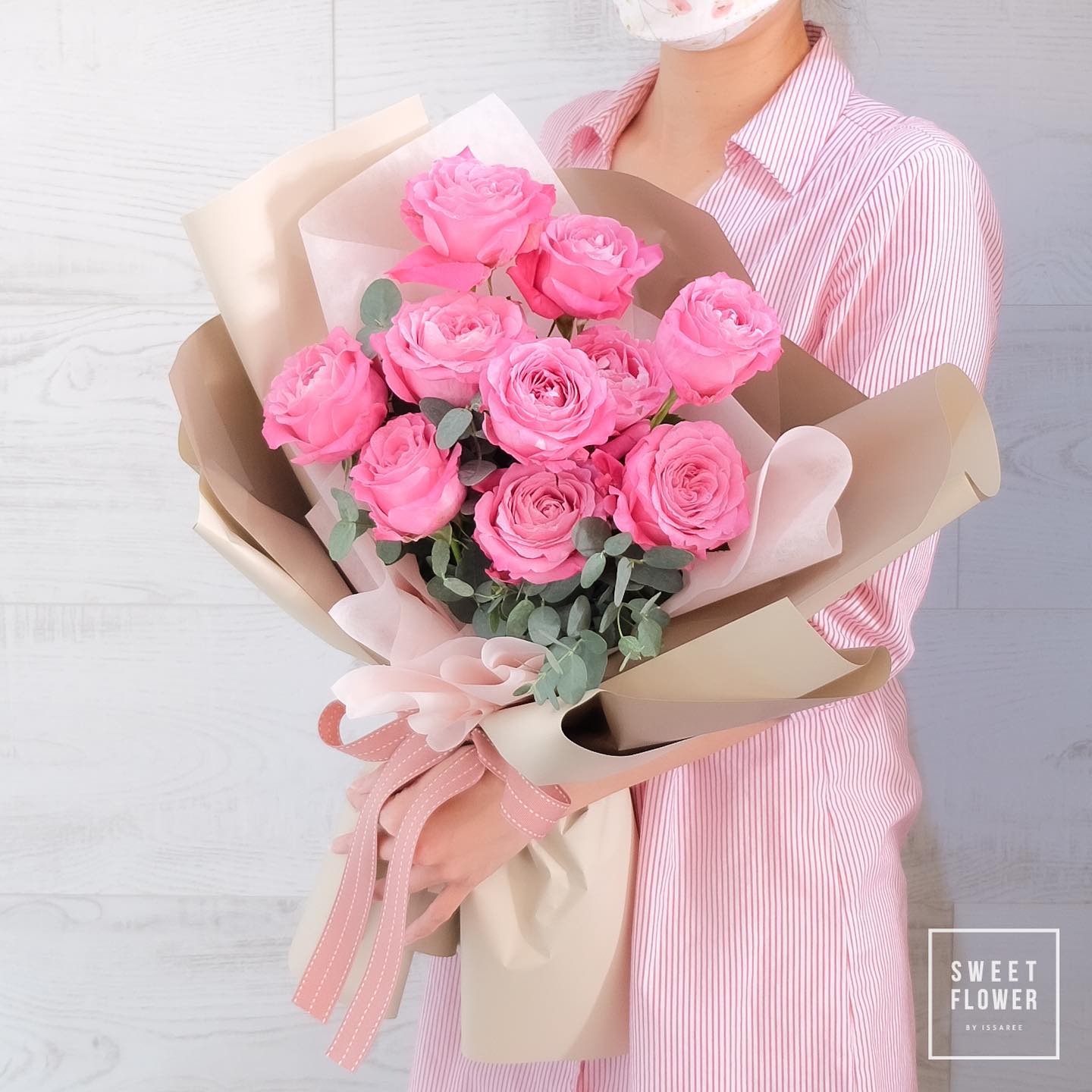 ช่อ แดงโรแมนติก หวาน ดอกไม้หลัก กุหลาบ ยูคาลิปตัส/ใบไม้ — ผลงานร้านดอกไม้ Sweetflower by Issaree