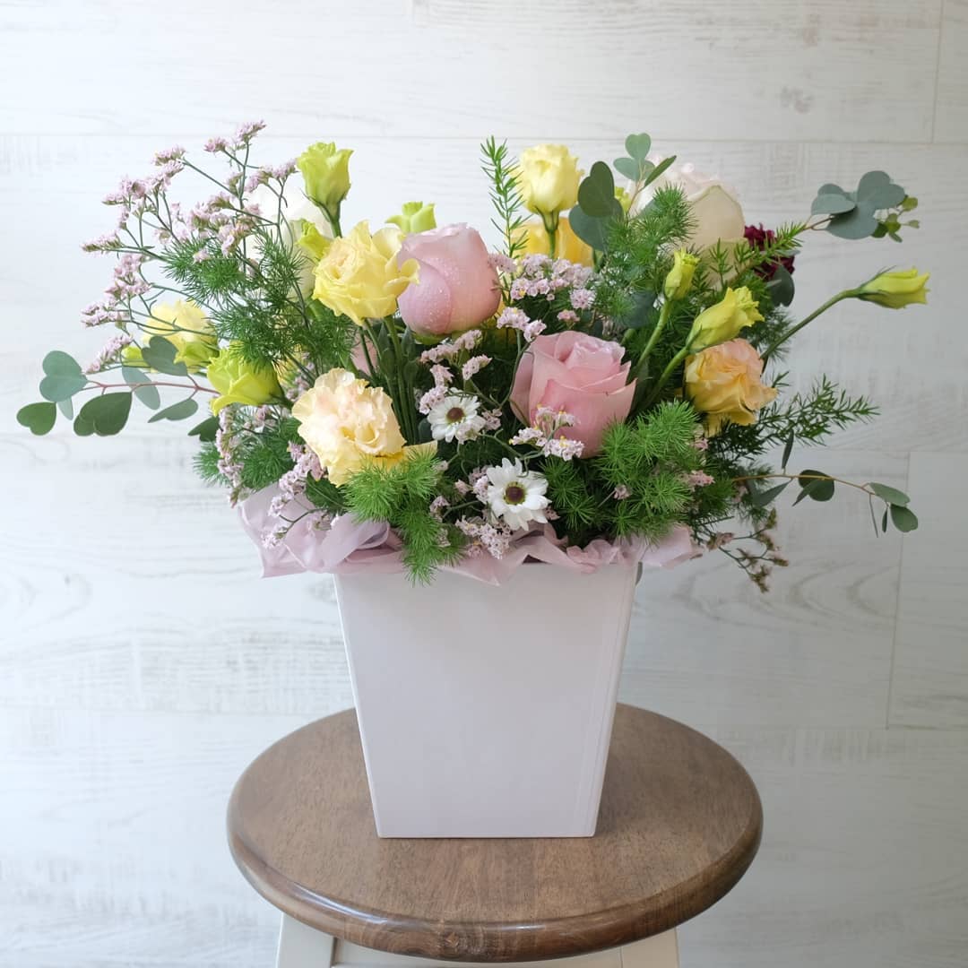 กล่อง หลากสี หวาน ดอกไม้หลัก กุหลาบ คาร์เนชั่น ทิวลิป — ผลงานร้านดอกไม้ Sweetflower by Issaree — ภาพที่ 3 จาก 4