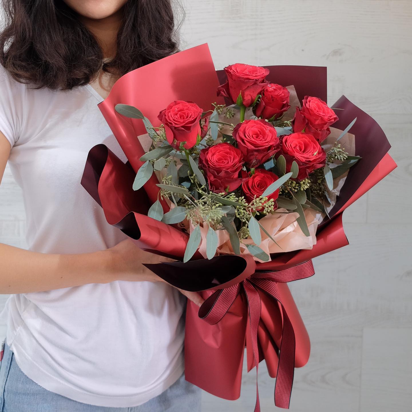 ช่อ แดงโรแมนติก คลาสสิก ดอกไม้หลัก กุหลาบ ยูคาลิปตัส/ใบไม้ — ผลงานร้านดอกไม้ Sweetflower by Issaree