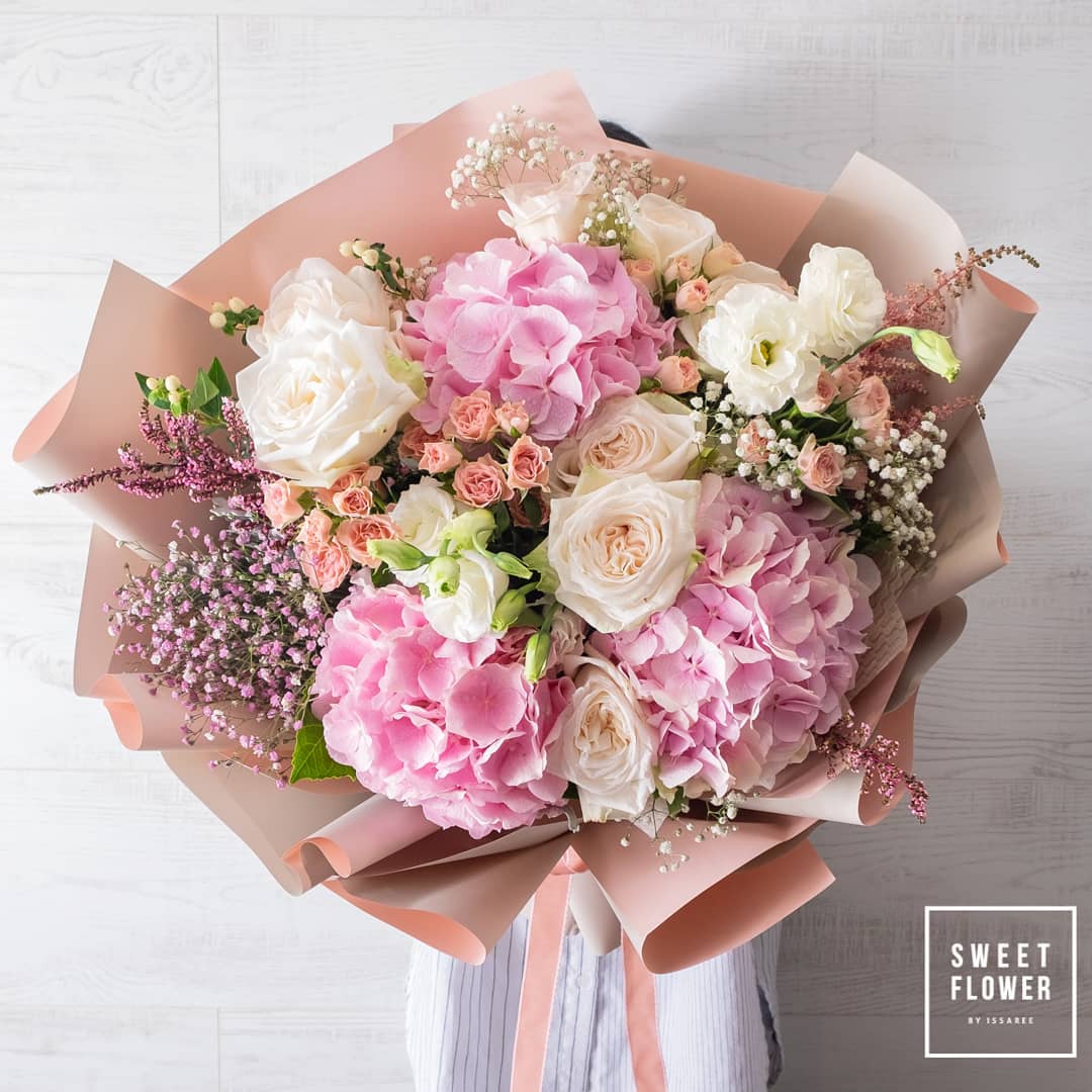 ช่อ พาสเทล หวาน ดอกไม้หลัก ไฮเดรนเยีย กุหลาบ คาร์เนชั่น — ผลงานร้านดอกไม้ Sweetflower by Issaree — ภาพที่ 2 จาก 3