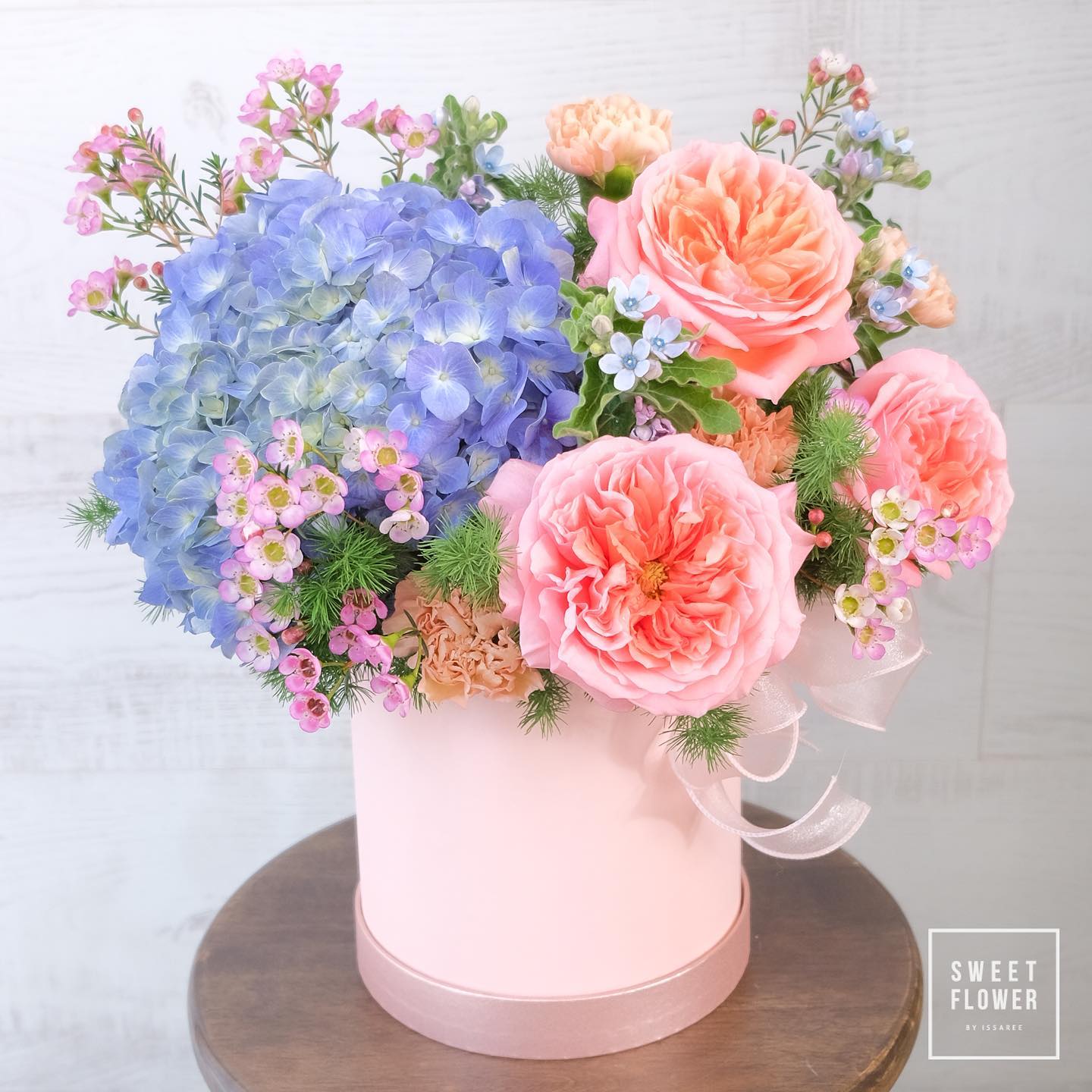 กล่อง หลากสี ดอกไม้หลัก ไฮเดรนเยีย กุหลาบ คาร์เนชั่น — ผลงานร้านดอกไม้ Sweetflower by Issaree