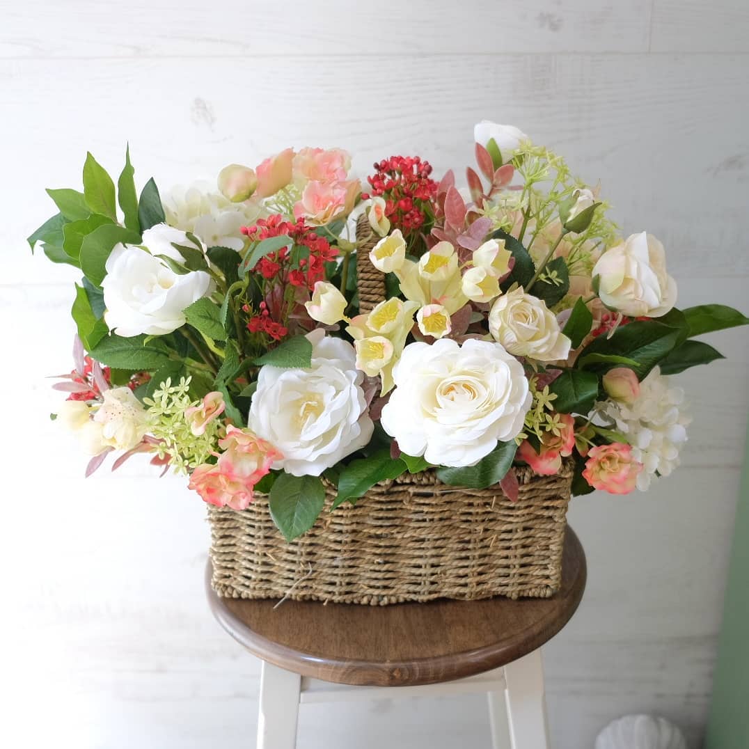 ตะกร้า หลากสี หวาน ดอกไม้หลัก กุหลาบ ไฮเดรนเยีย คาร์เนชั่น — ผลงานร้านดอกไม้ Sweetflower by Issaree