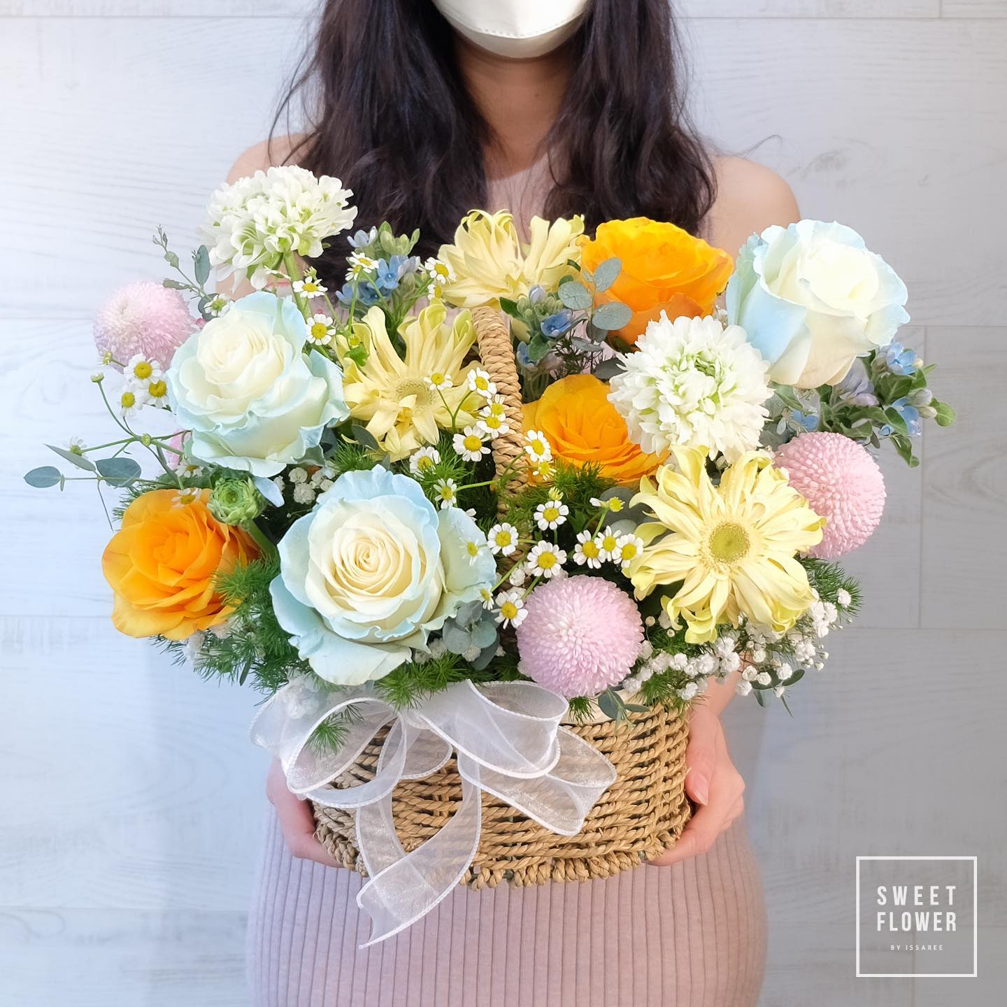 ตะกร้า เหลือง-ส้ม หวาน ดอกไม้หลัก กุหลาบ เยอบีร่า เบญจมาศ/มัม — ผลงานร้านดอกไม้ Sweetflower by Issaree
