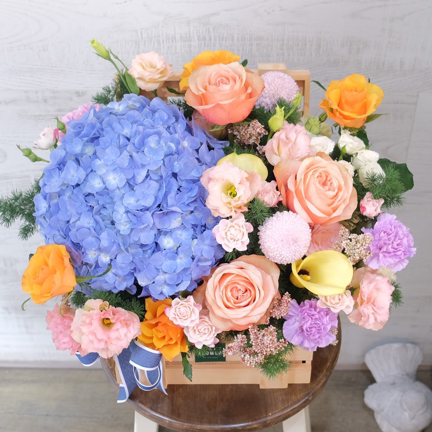 กล่อง หลากสี หวาน ดอกไม้หลัก ไฮเดรนเยีย กุหลาบ คาร์เนชั่น — ผลงานร้านดอกไม้ Sweetflower by Issaree — ภาพที่ 4 จาก 5