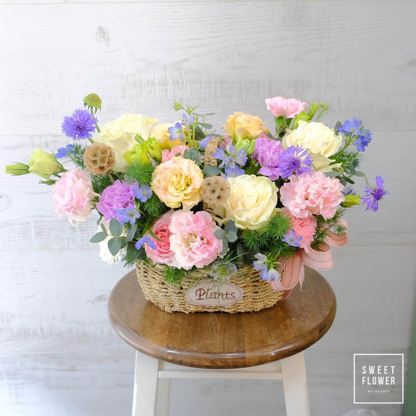 ตะกร้า หลากสี หวาน ดอกไม้หลัก กุหลาบ คาร์เนชั่น เบญจมาศ/มัม — ผลงานร้านดอกไม้ Sweetflower by Issaree — ภาพที่ 3 จาก 4