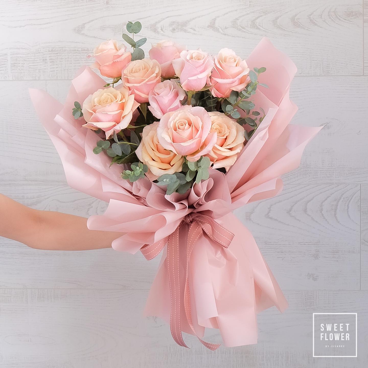 ช่อ พาสเทล หวาน ดอกไม้หลัก กุหลาบ ยูคาลิปตัส/ใบไม้ — ผลงานร้านดอกไม้ Sweetflower by Issaree — ภาพที่ 1 จาก 2