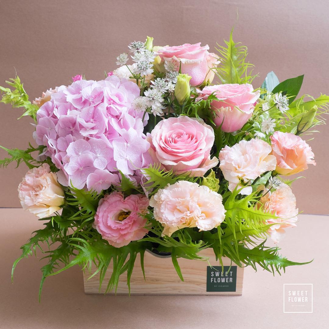 กล่อง พาสเทล หวาน ดอกไม้หลัก ไฮเดรนเยีย กุหลาบ คาร์เนชั่น — ผลงานร้านดอกไม้ Sweetflower by Issaree
