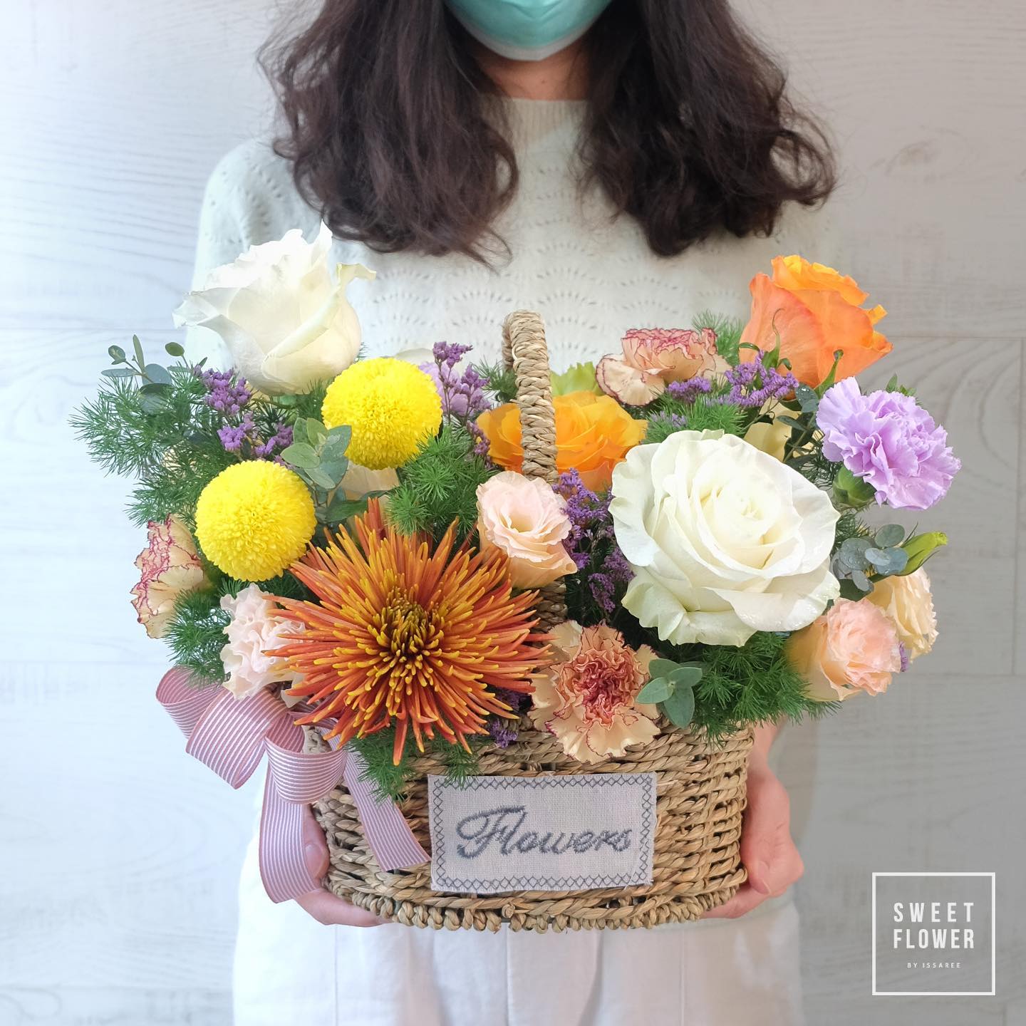 ตะกร้า เหลือง-ส้ม หวาน ดอกไม้หลัก กุหลาบ เบญจมาศ/มัม คาร์เนชั่น — ผลงานร้านดอกไม้ Sweetflower by Issaree — ภาพที่ 3 จาก 4