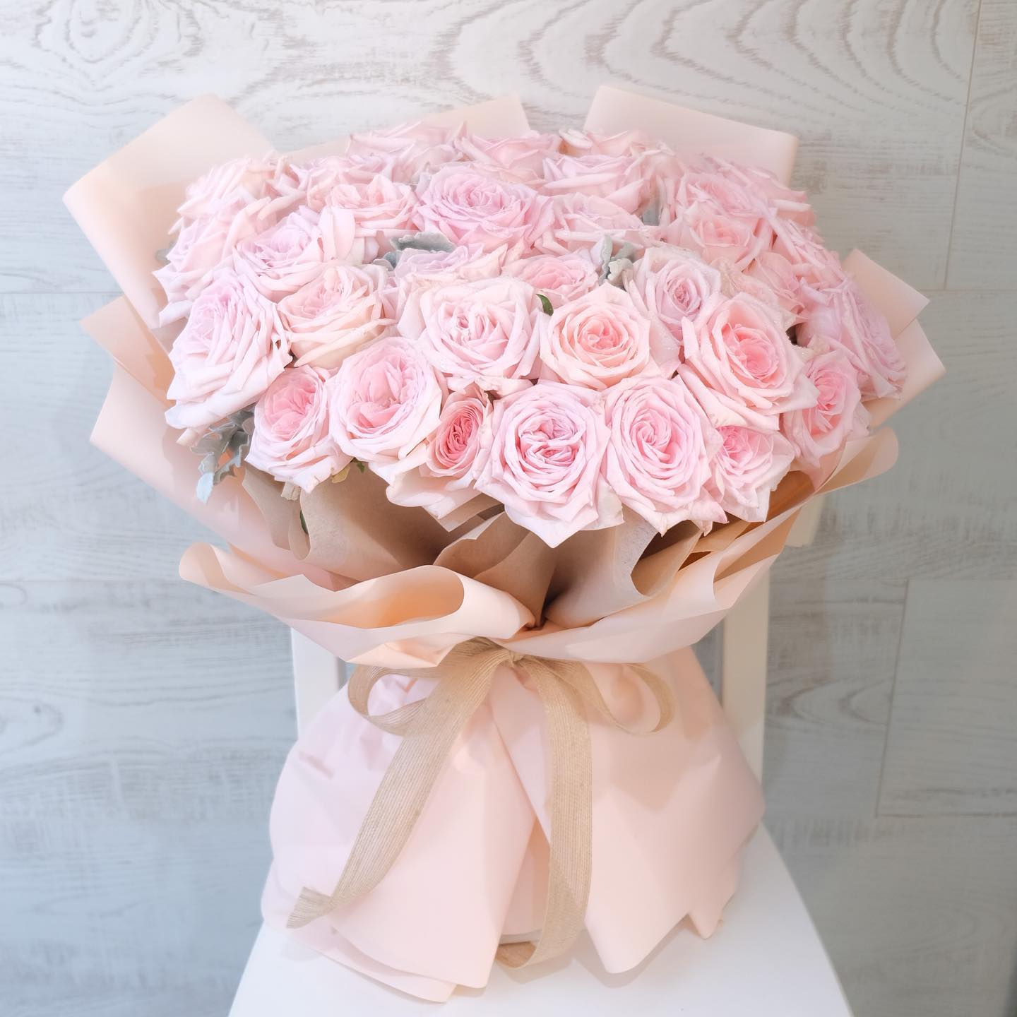 กล่อง พาสเทล หวาน ดอกไม้หลัก กุหลาบ — ผลงานร้านดอกไม้ Sweetflower by Issaree — ภาพที่ 1 จาก 1