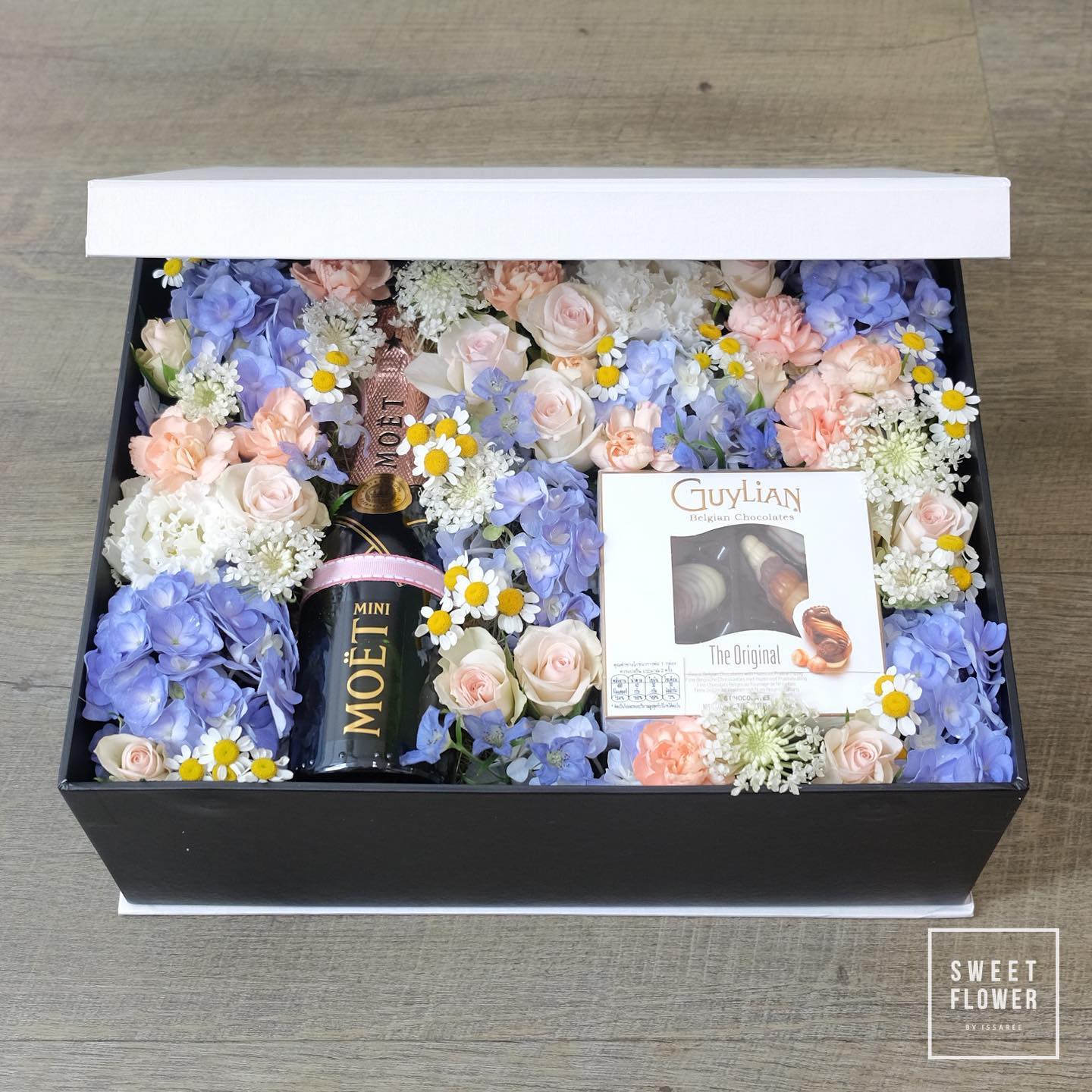 กล่อง ม่วง-ฟ้า หวาน ดอกไม้หลัก ไฮเดรนเยีย กุหลาบ คาร์เนชั่น — ผลงานร้านดอกไม้ Sweetflower by Issaree — ภาพที่ 3 จาก 5
