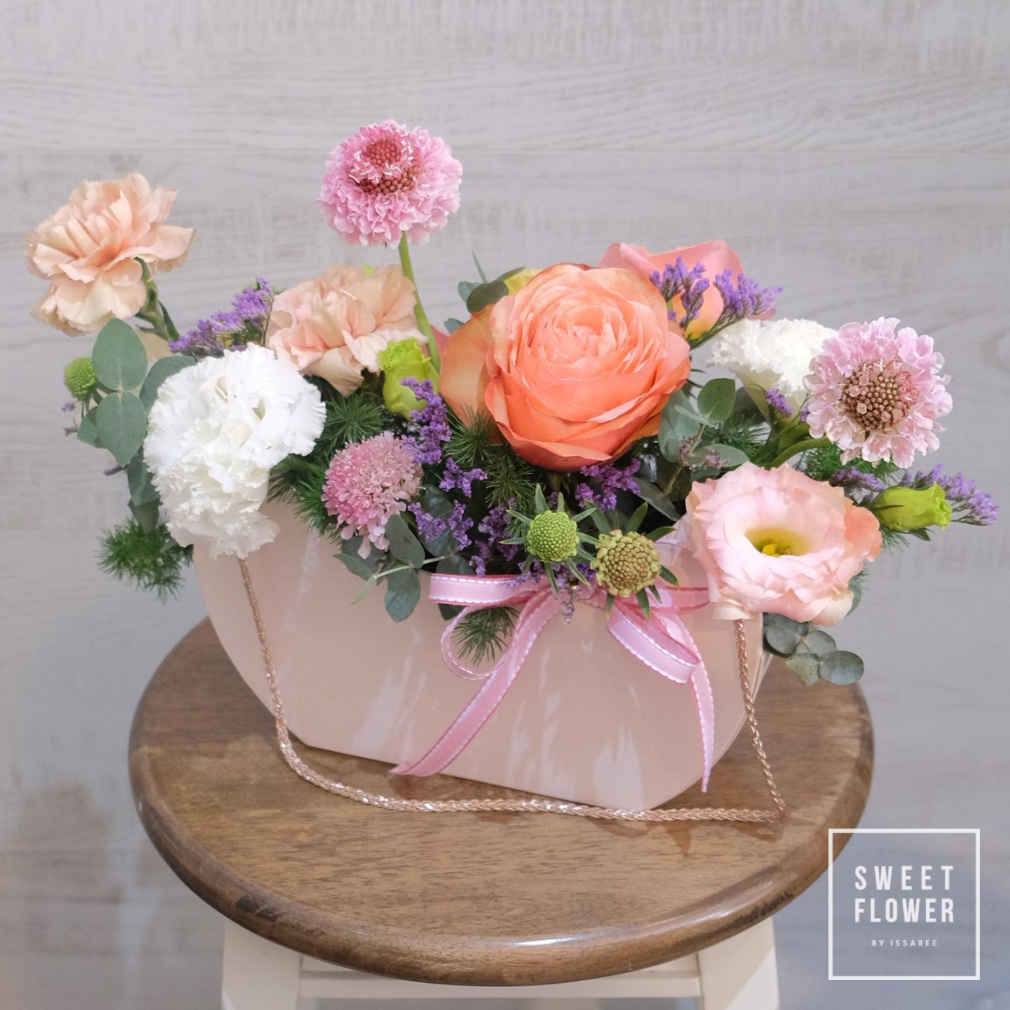 กล่อง หลากสี หวาน ดอกไม้หลัก กุหลาบ คาร์เนชั่น เบญจมาศ/มัม — ผลงานร้านดอกไม้ Sweetflower by Issaree — ภาพที่ 2 จาก 6