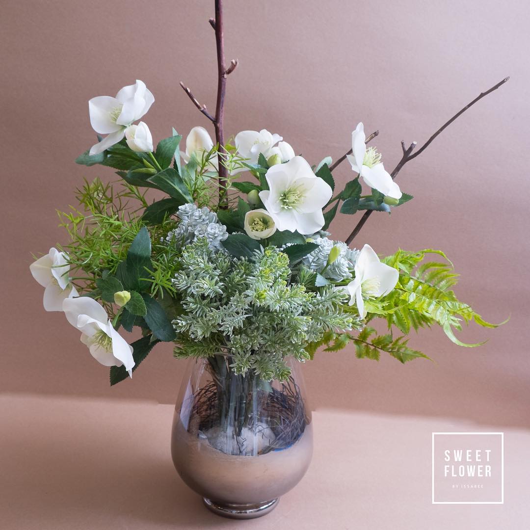 แจกัน ขาว-เขียว ดอกไม้หลัก ลิลลี่ ยูคาลิปตัส/ใบไม้ อื่นๆ — ผลงานร้านดอกไม้ Sweetflower by Issaree