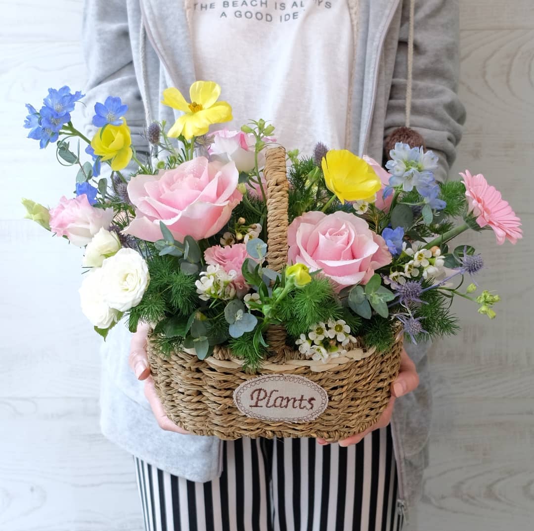 ตะกร้า หลากสี หวาน ดอกไม้หลัก กุหลาบ เดซี่/มาร์กาเร็ต คาร์เนชั่น — ผลงานร้านดอกไม้ Sweetflower by Issaree — ภาพที่ 1 จาก 7