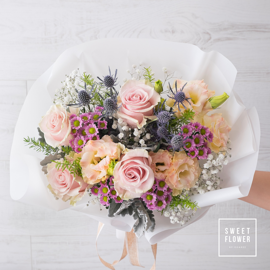 ช่อ พาสเทล หวาน ดอกไม้หลัก กุหลาบ คาร์เนชั่น เบญจมาศ/มัม — ผลงานร้านดอกไม้ Sweetflower by Issaree — ภาพที่ 3 จาก 3