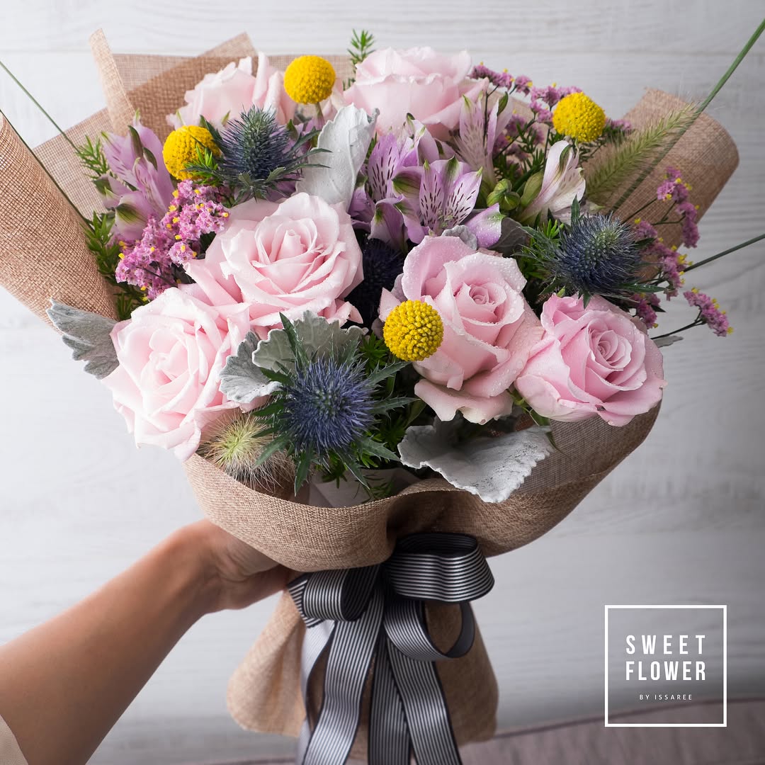 ช่อ พาสเทล หวาน ดอกไม้หลัก กุหลาบ ลิลลี่ โปรตีอา — ผลงานร้านดอกไม้ Sweetflower by Issaree — ภาพที่ 1 จาก 2