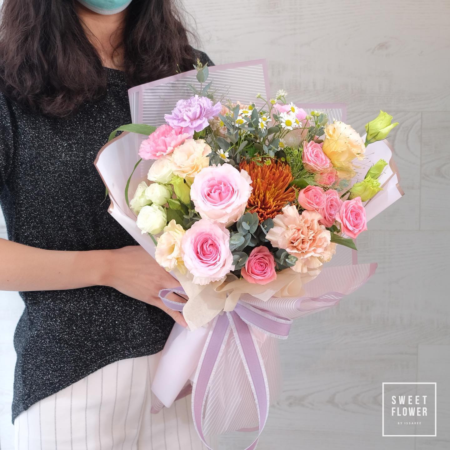 ช่อ พาสเทล หวาน ดอกไม้หลัก กุหลาบ คาร์เนชั่น เดซี่/มาร์กาเร็ต — ผลงานร้านดอกไม้ Sweetflower by Issaree — ภาพที่ 2 จาก 2
