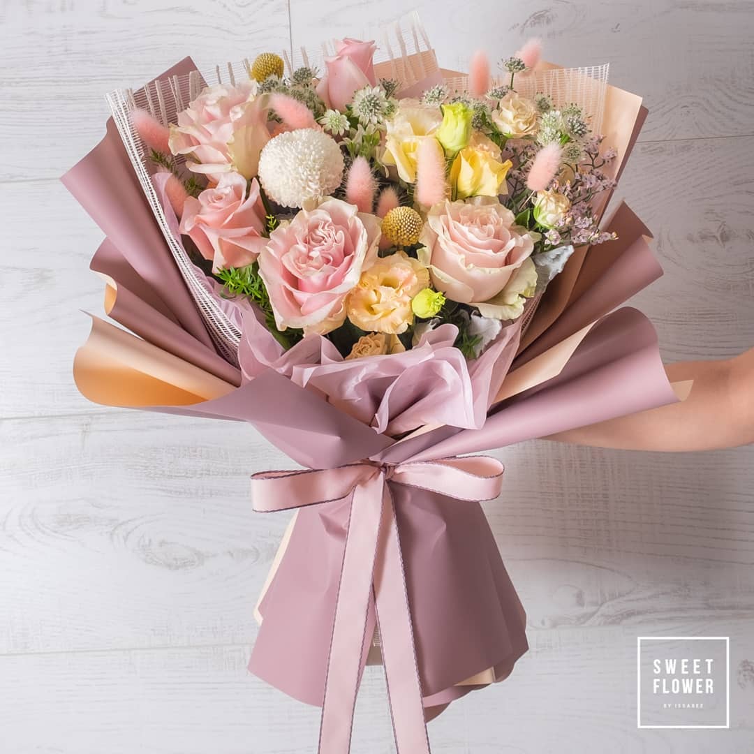 ช่อ พาสเทล หวาน ดอกไม้หลัก กุหลาบ คาร์เนชั่น เบญจมาศ/มัม — ผลงานร้านดอกไม้ Sweetflower by Issaree — ภาพที่ 2 จาก 4