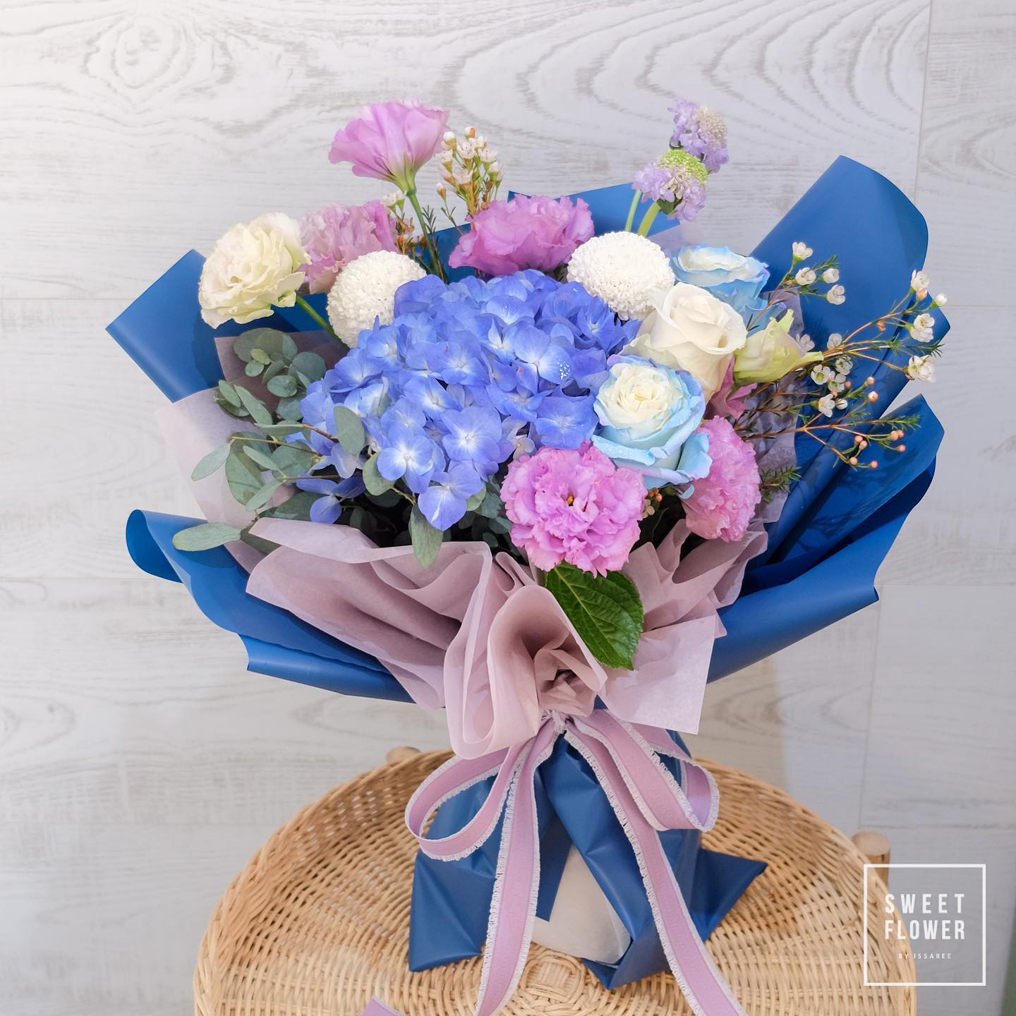 ช่อ ม่วง-ฟ้า หวาน ดอกไม้หลัก ไฮเดรนเยีย กุหลาบ คาร์เนชั่น — ผลงานร้านดอกไม้ Sweetflower by Issaree