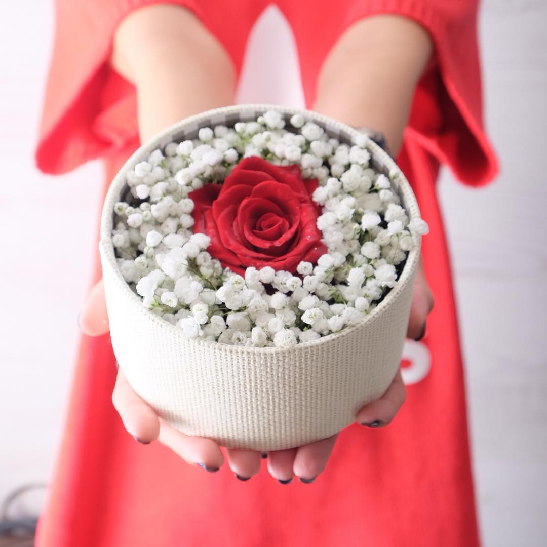 กล่อง แดงโรแมนติก หวาน ดอกไม้หลัก กุหลาบ เบบี้บรีธ/ยิปโซ — ผลงานร้านดอกไม้ Sweetflower by Issaree — ภาพที่ 1 จาก 1