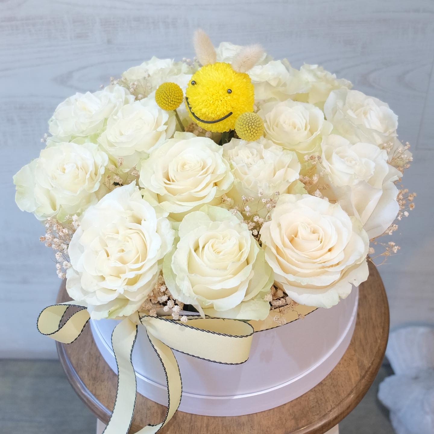 กล่อง เหลือง-ส้ม สดใส ดอกไม้หลัก กุหลาบ เบญจมาศ/มัม — ผลงานร้านดอกไม้ Sweetflower by Issaree — ภาพที่ 4 จาก 8