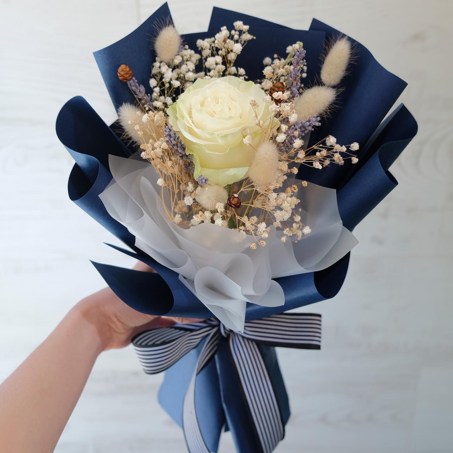 ช่อ ขาว-เขียว หวาน ดอกไม้หลัก กุหลาบ เบบี้บรีธ/ยิปโซ ดอกไม้แห้ง — ผลงานร้านดอกไม้ Sweetflower by Issaree