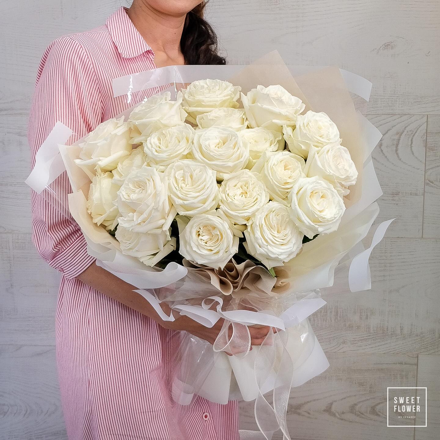 ช่อ ขาว-เขียว คลาสสิก ดอกไม้หลัก กุหลาบ — ผลงานร้านดอกไม้ Sweetflower by Issaree