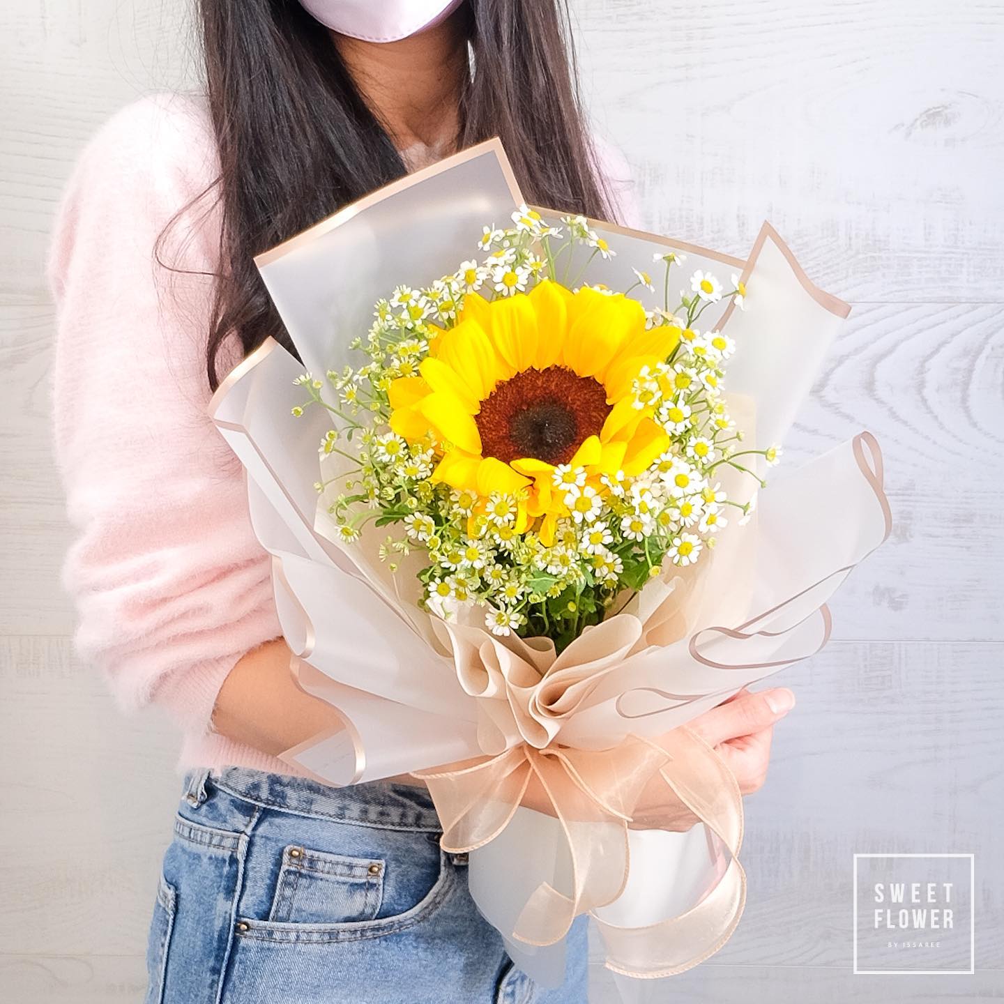 ช่อ เหลือง-ส้ม หวาน ดอกไม้หลัก ทานตะวัน เดซี่/มาร์กาเร็ต เบบี้บรีธ/ยิปโซ — ผลงานร้านดอกไม้ Sweetflower by Issaree