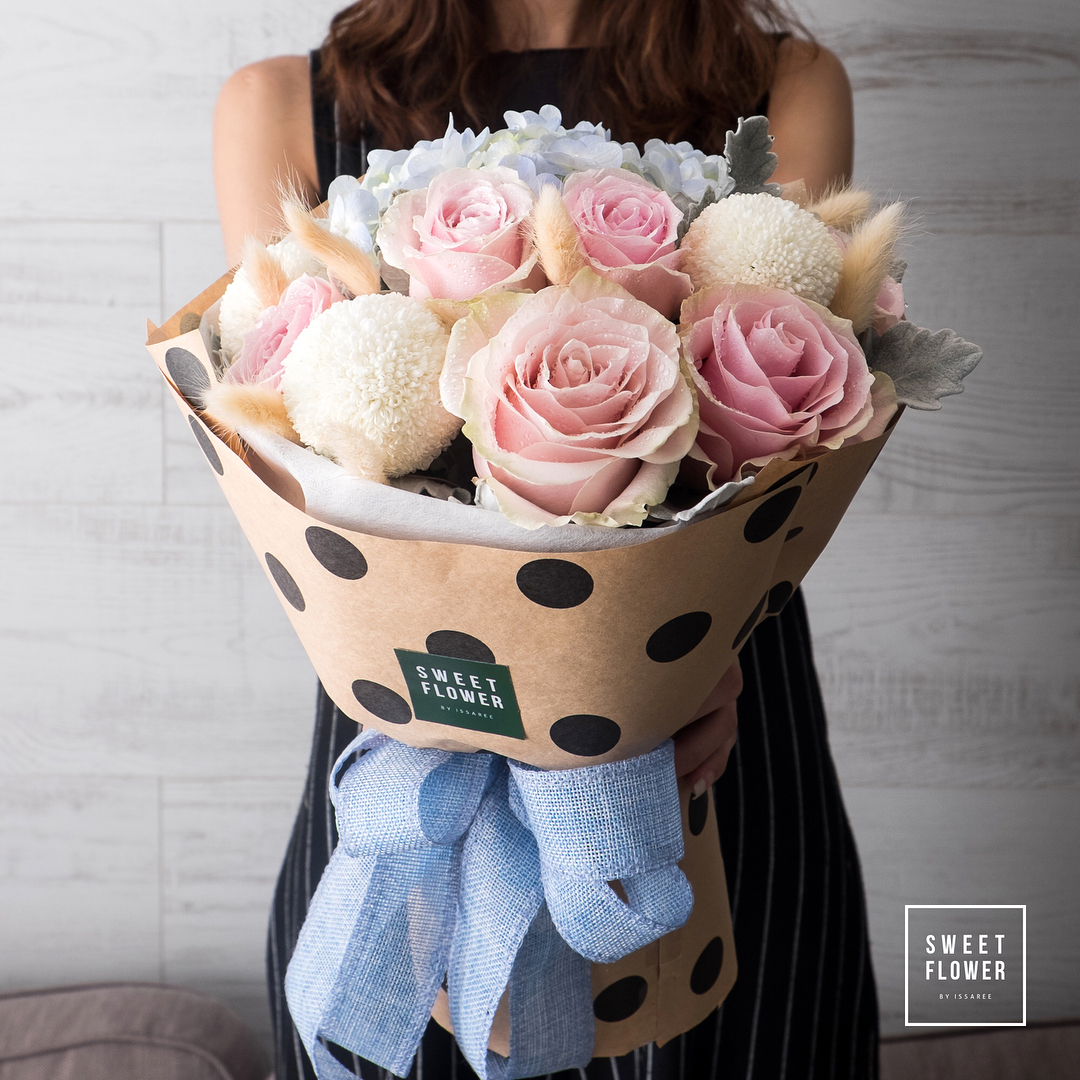 ช่อ พาสเทล หวาน ดอกไม้หลัก กุหลาบ เบญจมาศ/มัม ไฮเดรนเยีย — ผลงานร้านดอกไม้ Sweetflower by Issaree — ภาพที่ 3 จาก 3
