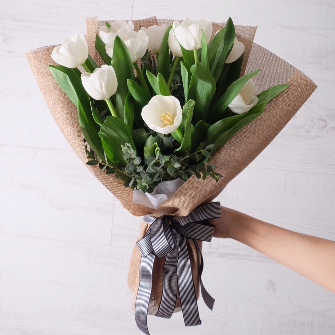 ช่อ ขาว-เขียว หวาน ดอกไม้หลัก ทิวลิป ยูคาลิปตัส/ใบไม้ — ผลงานร้านดอกไม้ Sweetflower by Issaree