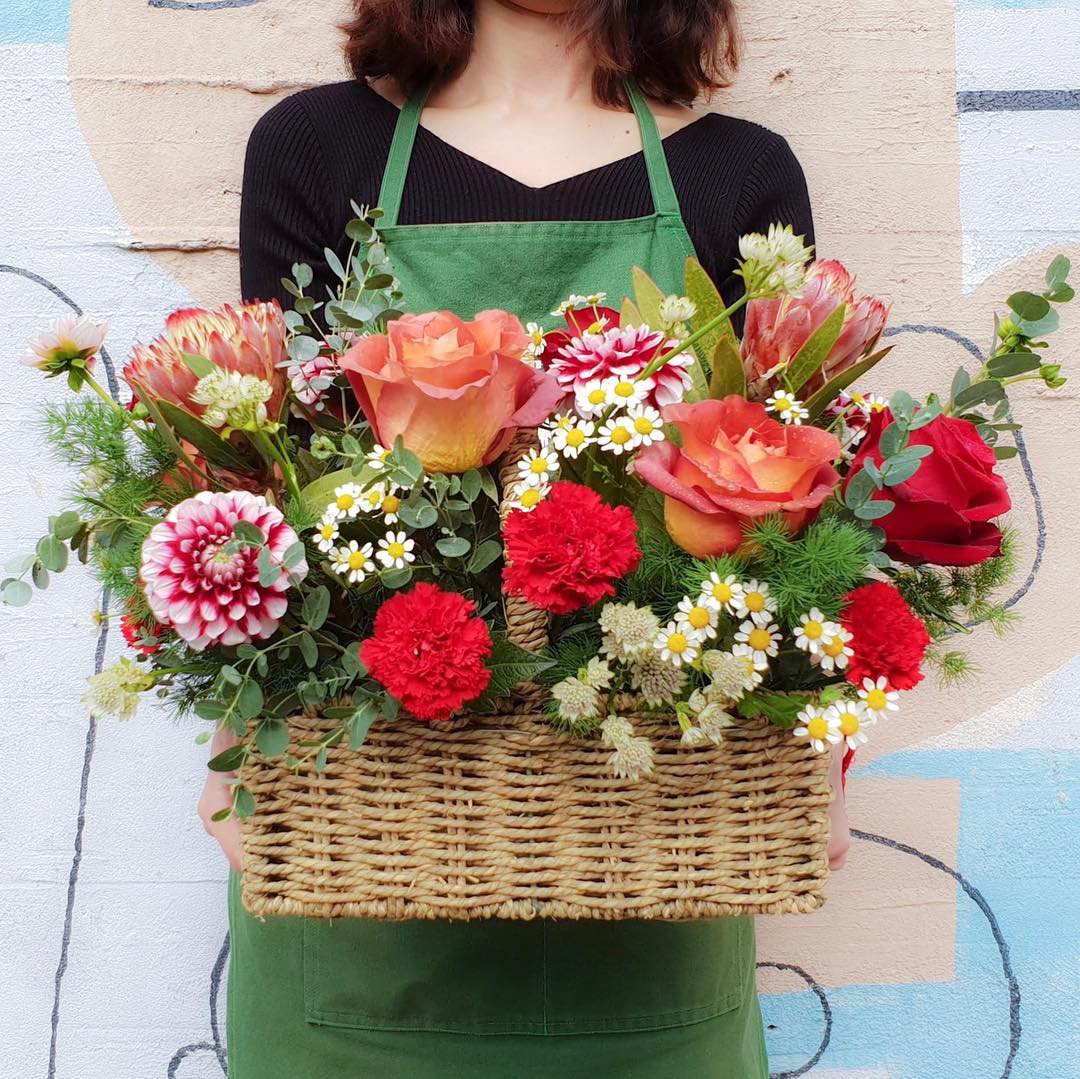 ตะกร้า หลากสี หวาน ดอกไม้หลัก กุหลาบ คาร์เนชั่น โปรตีอา — ผลงานร้านดอกไม้ Sweetflower by Issaree