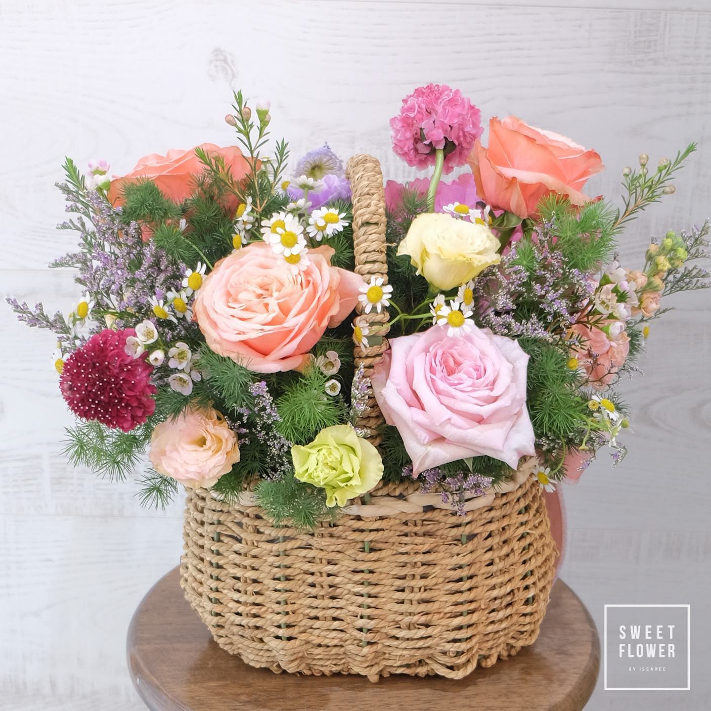 ตะกร้า หลากสี หวาน ดอกไม้หลัก กุหลาบ ไฮเดรนเยีย คาร์เนชั่น — ผลงานร้านดอกไม้ Sweetflower by Issaree — ภาพที่ 3 จาก 4