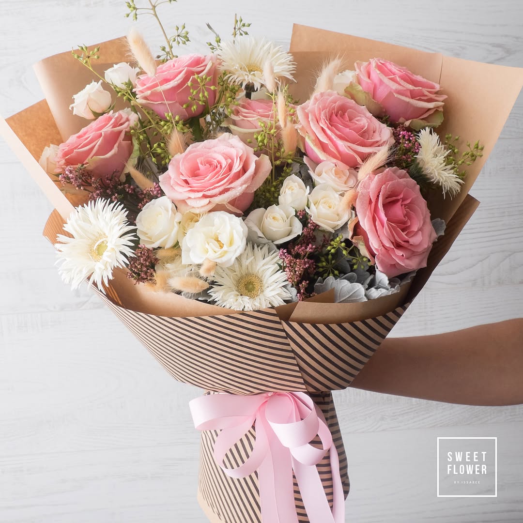 ช่อ พาสเทล หวาน ดอกไม้หลัก กุหลาบ เดซี่/มาร์กาเร็ต คาร์เนชั่น — ผลงานร้านดอกไม้ Sweetflower by Issaree — ภาพที่ 3 จาก 4