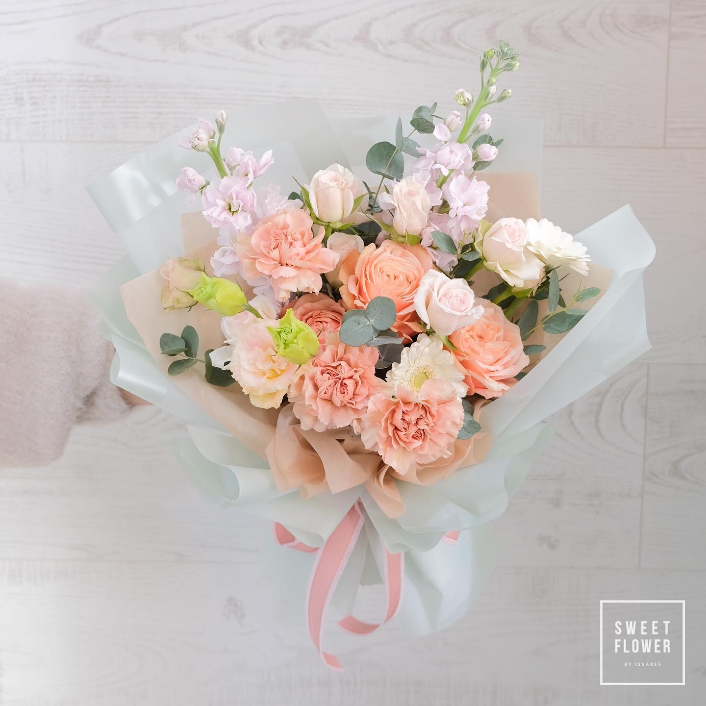 ช่อ พาสเทล หวาน ดอกไม้หลัก กุหลาบ คาร์เนชั่น ทิวลิป — ผลงานร้านดอกไม้ Sweetflower by Issaree — ภาพที่ 3 จาก 4