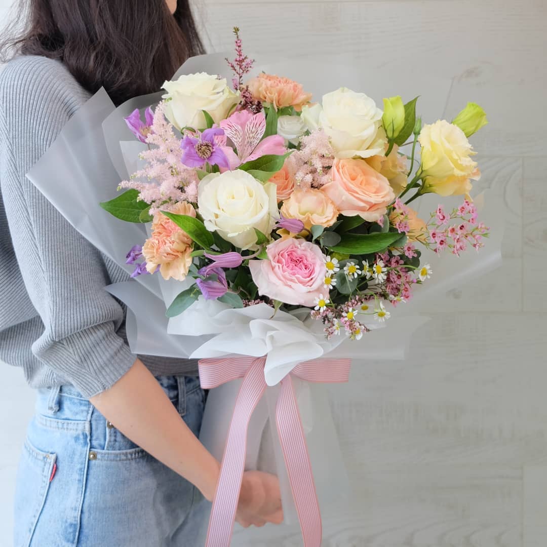 ช่อ พาสเทล หวาน ดอกไม้หลัก กุหลาบ คาร์เนชั่น กล้วยไม้ — ผลงานร้านดอกไม้ Sweetflower by Issaree